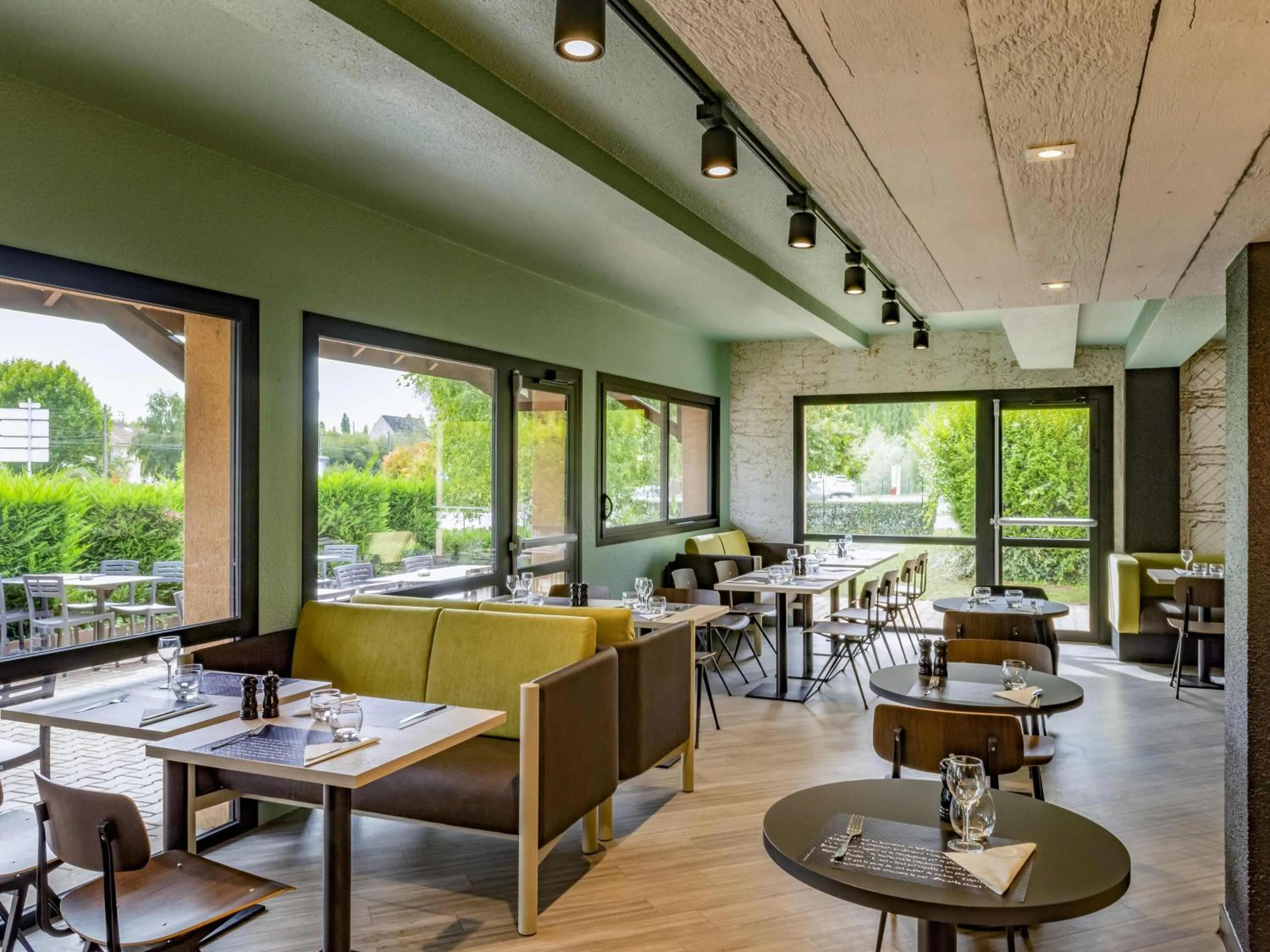 Restaurant/places to eat in ibis Creil Sur Oise