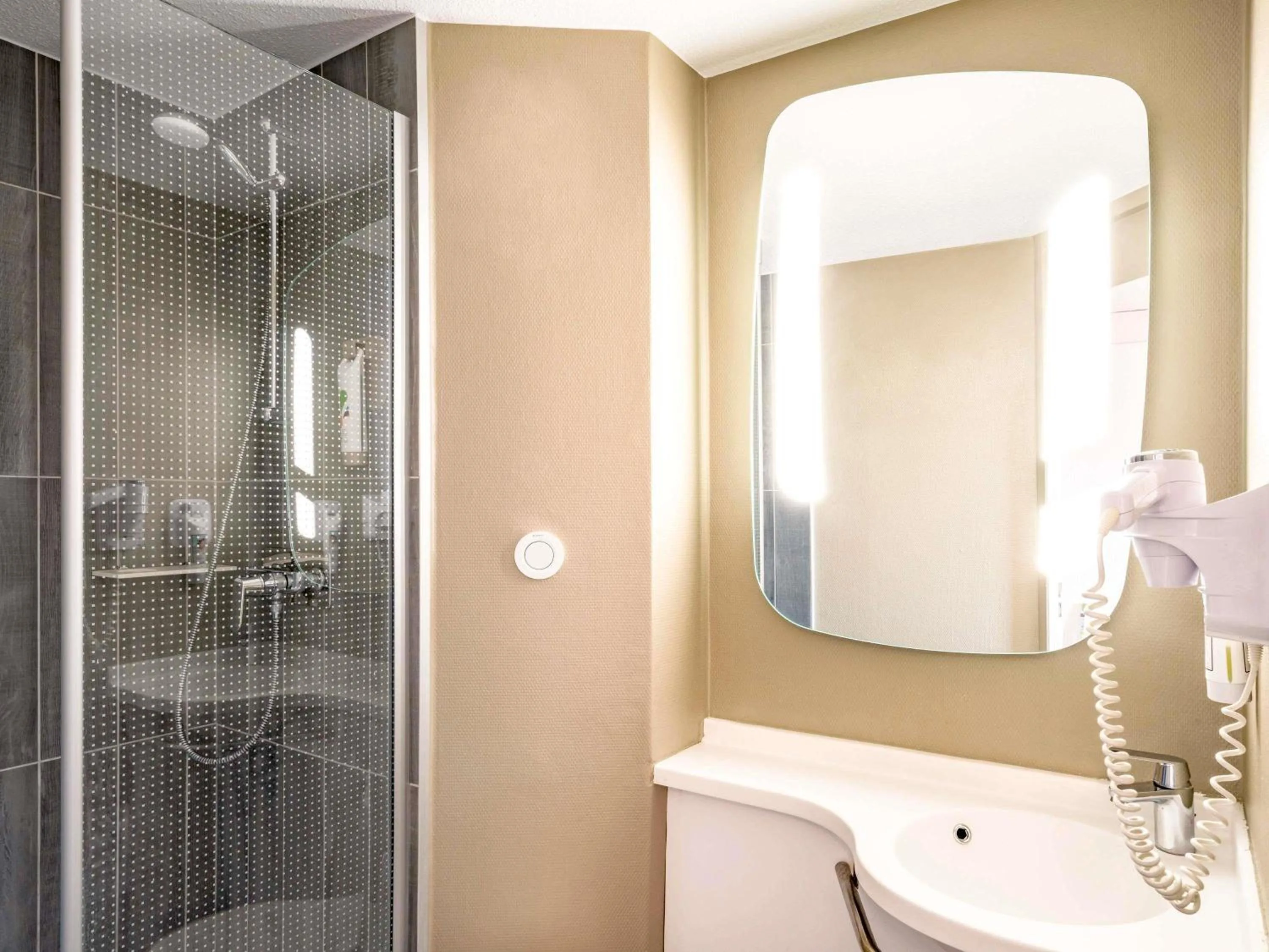 Bedroom in ibis Creil Sur Oise