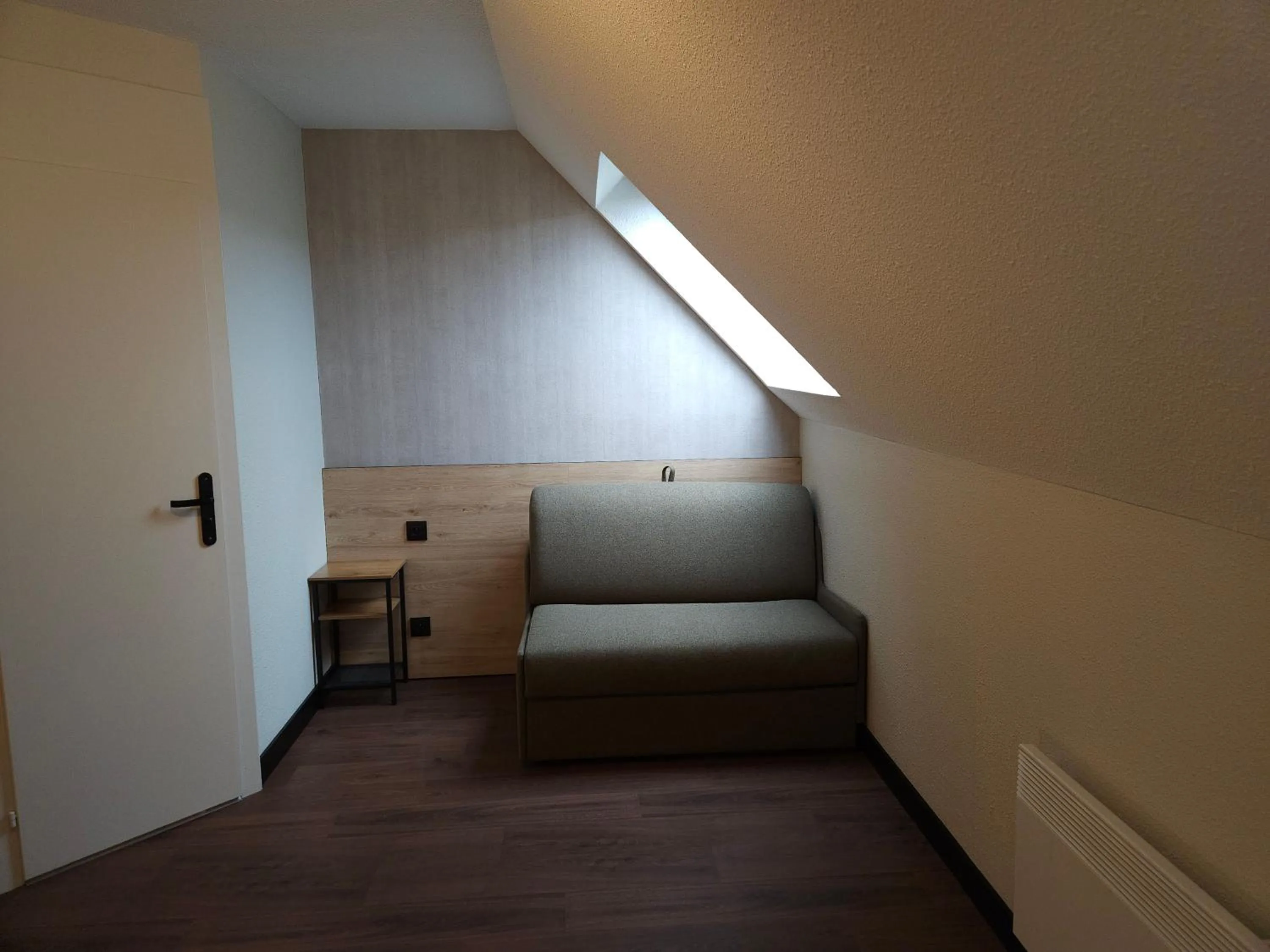 Bedroom in ibis Creil Sur Oise
