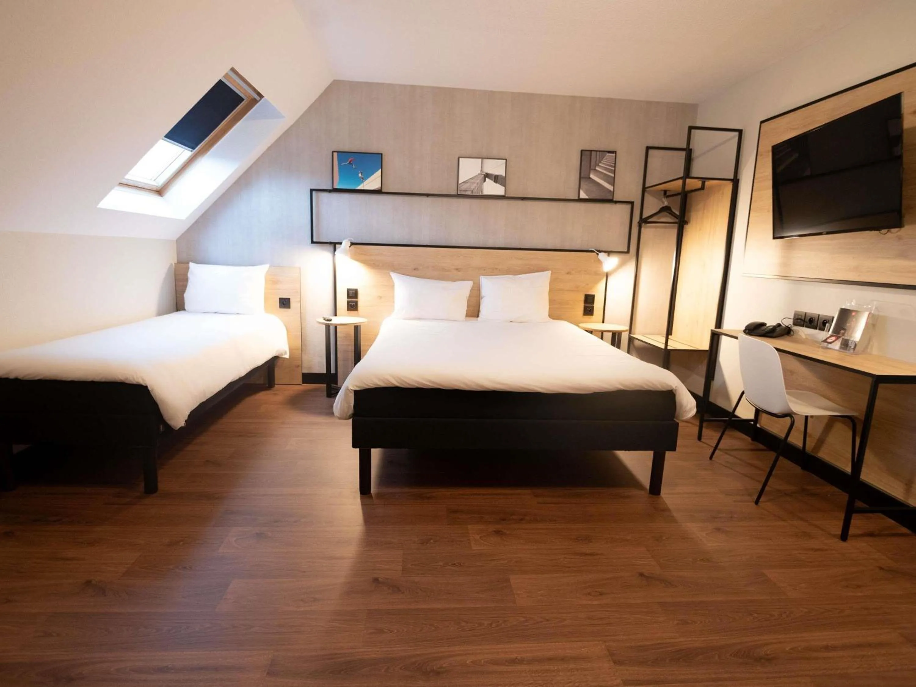 Bedroom, Bed in ibis Creil Sur Oise
