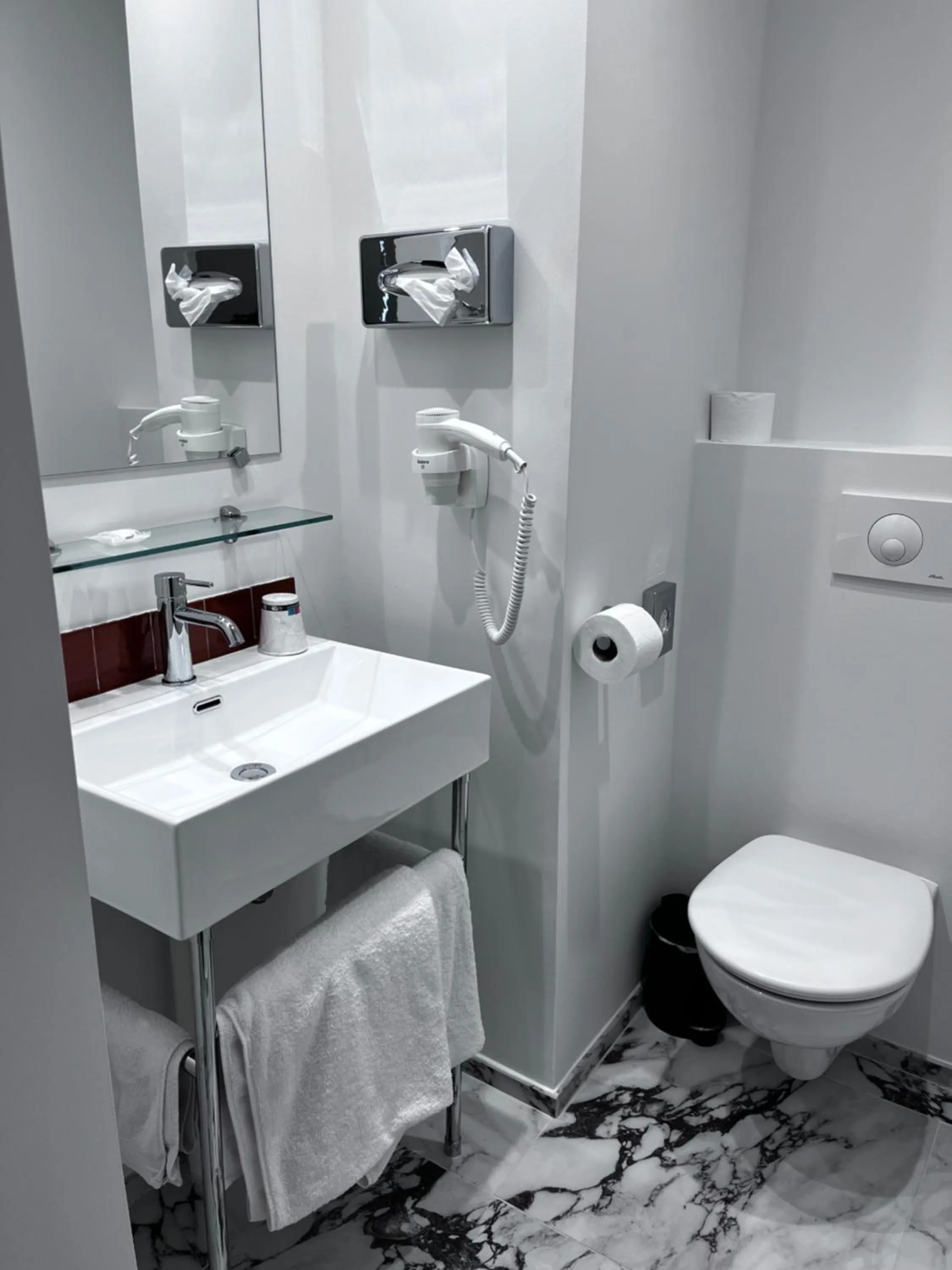 Shower in Hotel Acadie Eragny