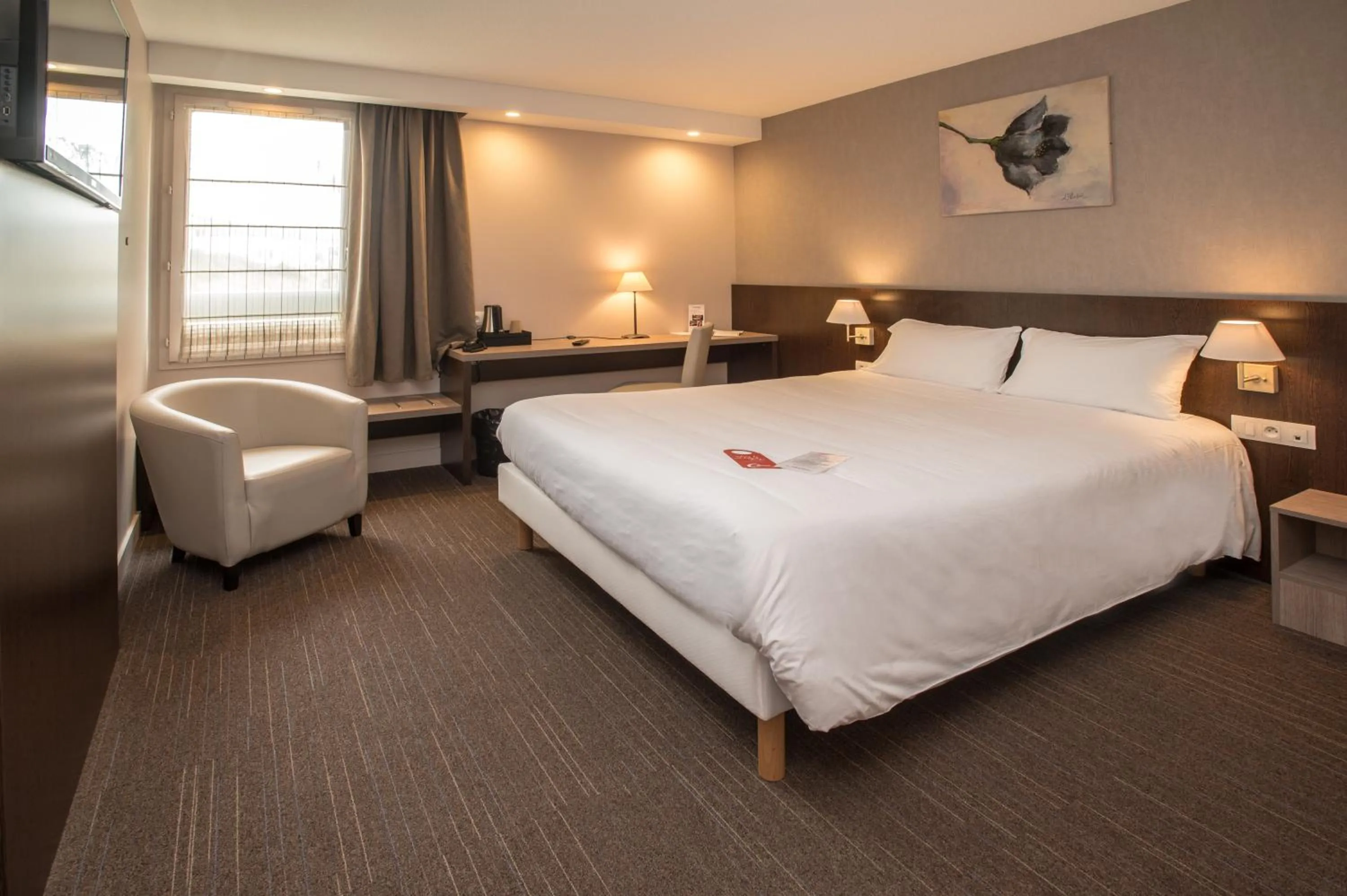 Photo of the whole room, Bed in The Originals City, Hôtel Limoges Sud Feytiat