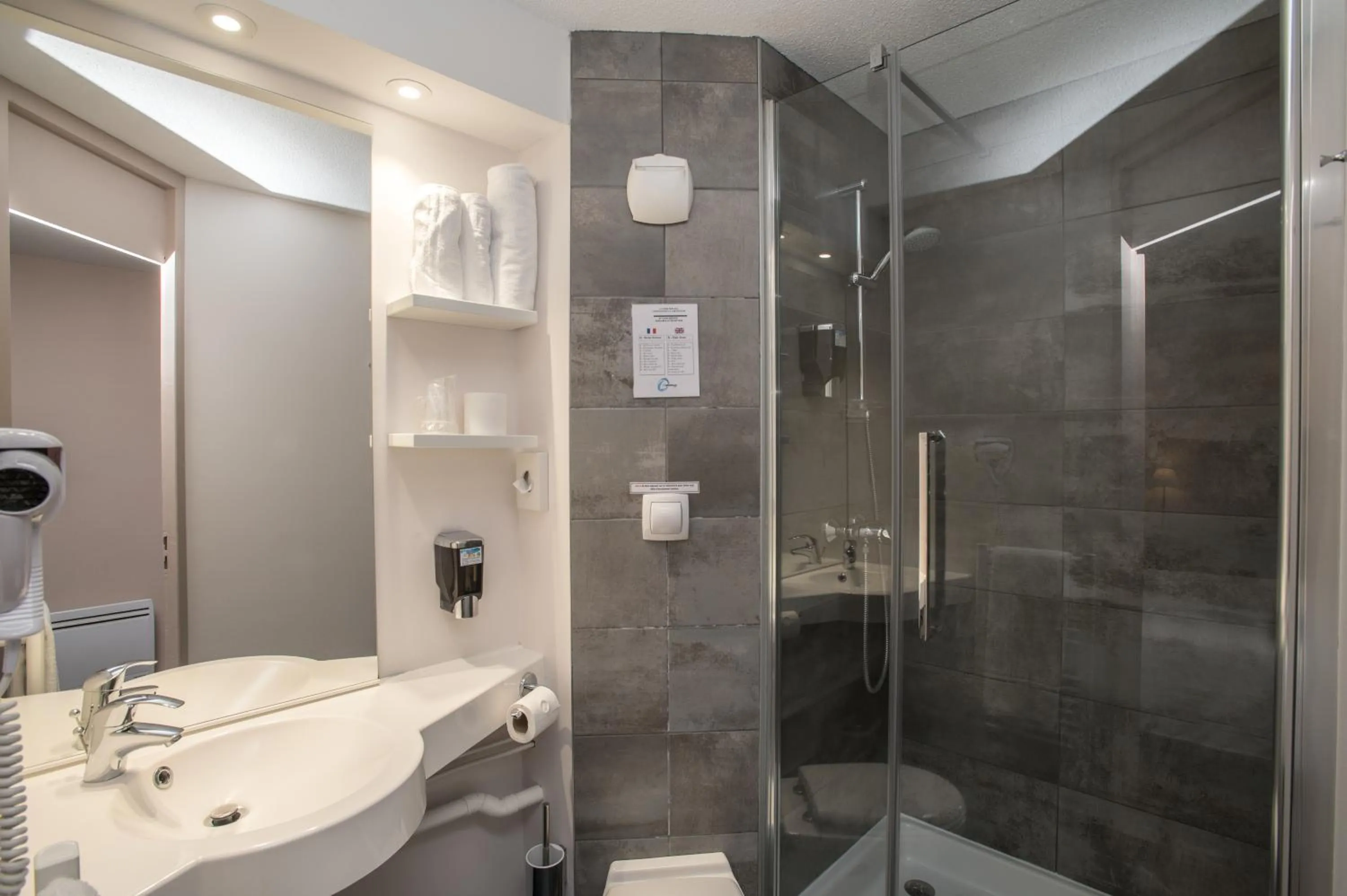 Bathroom in The Originals City, Hôtel Limoges Sud Feytiat