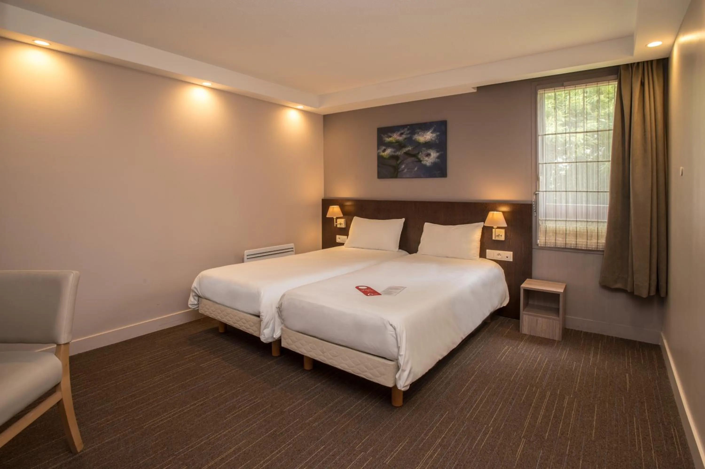 Photo of the whole room, Bed in The Originals City, Hôtel Limoges Sud Feytiat