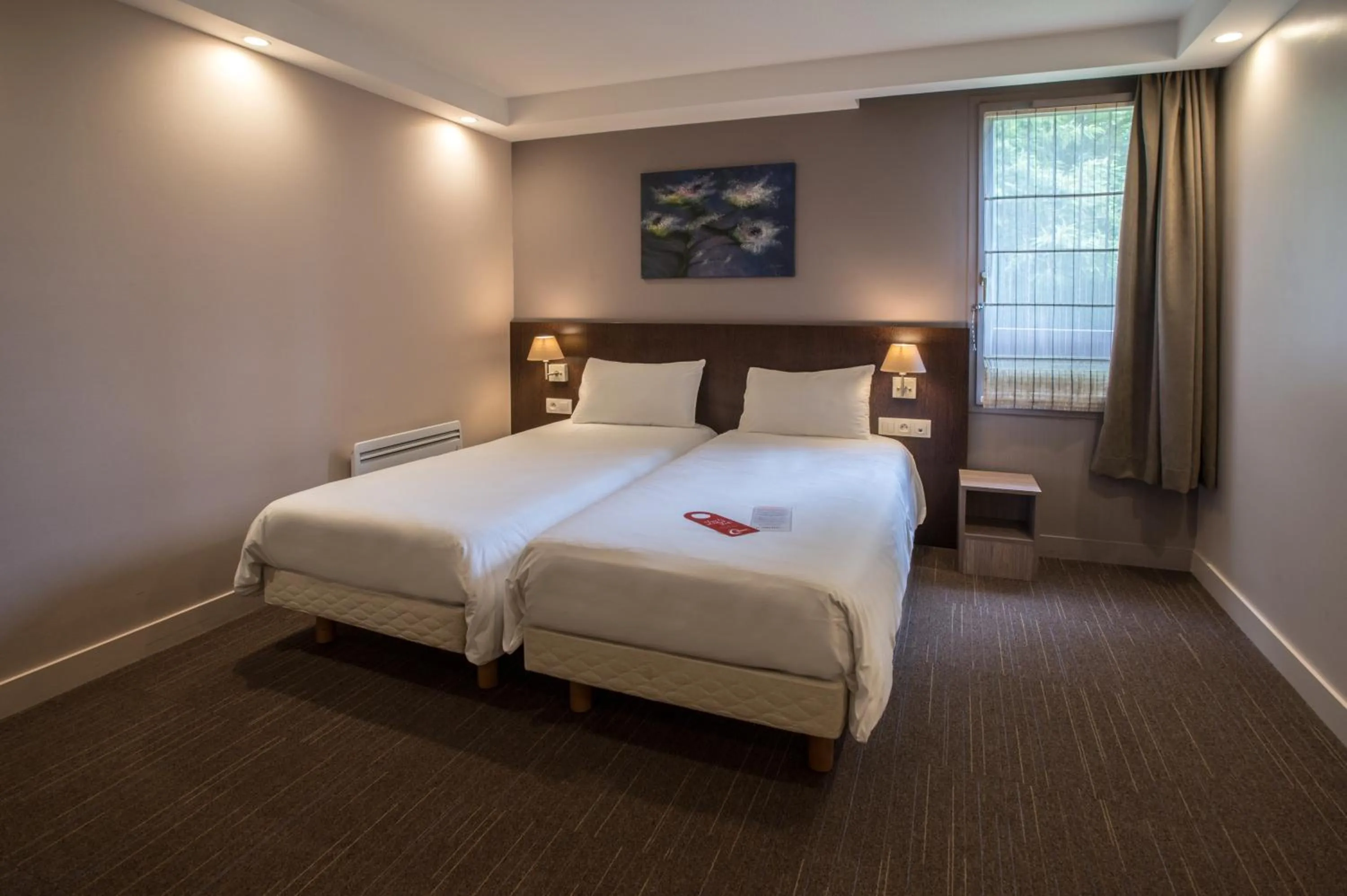 Photo of the whole room, Bed in The Originals City, Hôtel Limoges Sud Feytiat