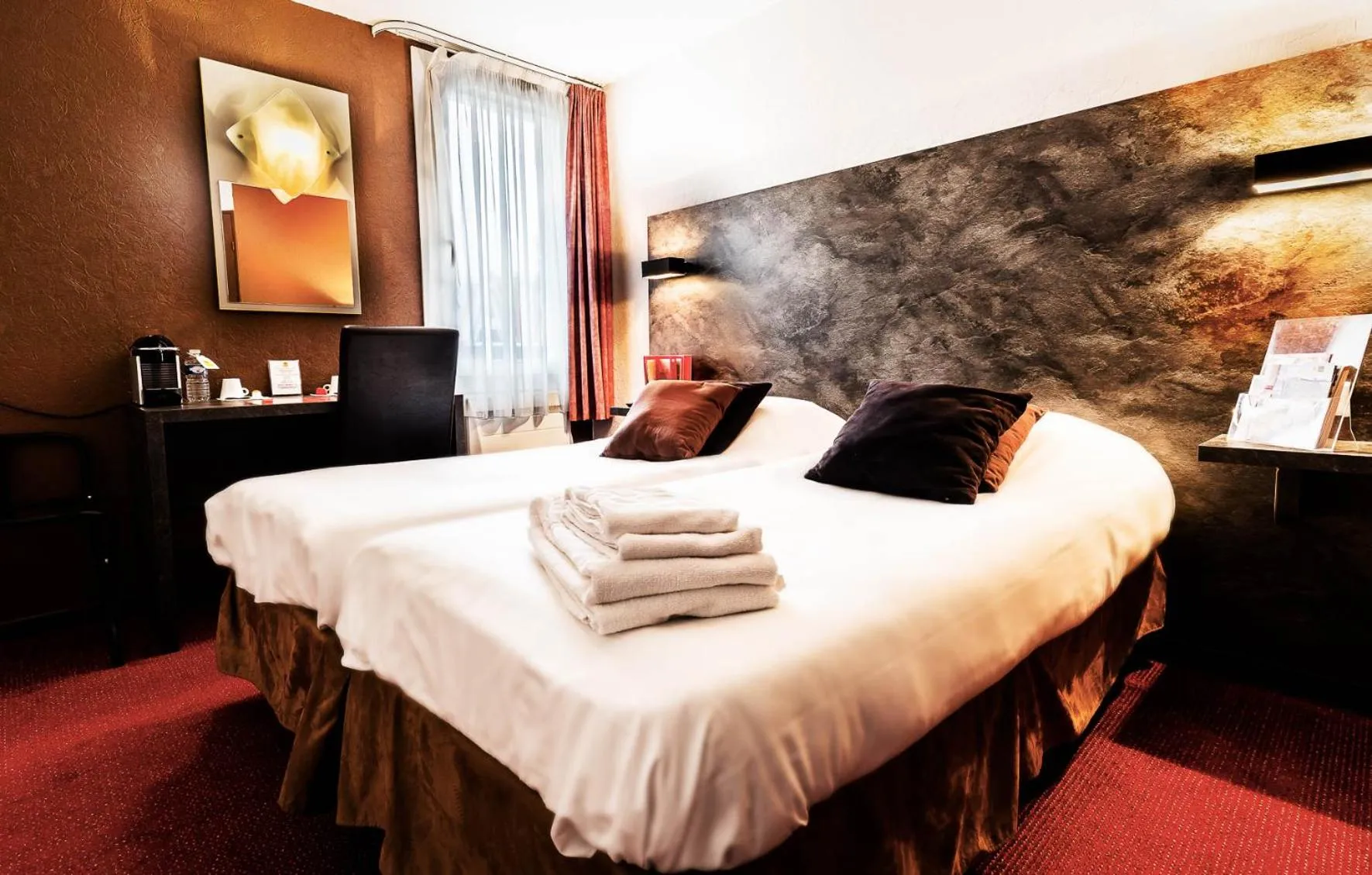 Bed in Logis Hotel Lons-le-Saunier - Restaurant Le Grill