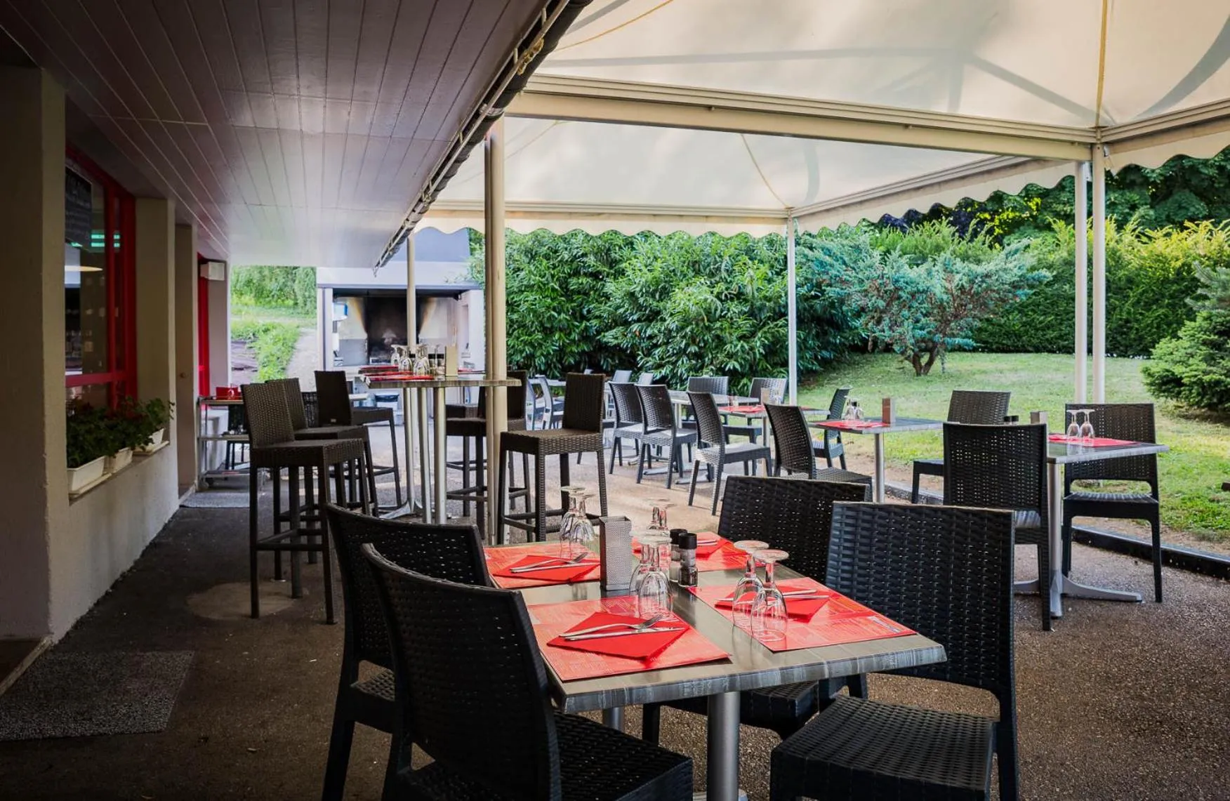 Patio in Logis Hotel Lons-le-Saunier - Restaurant Le Grill