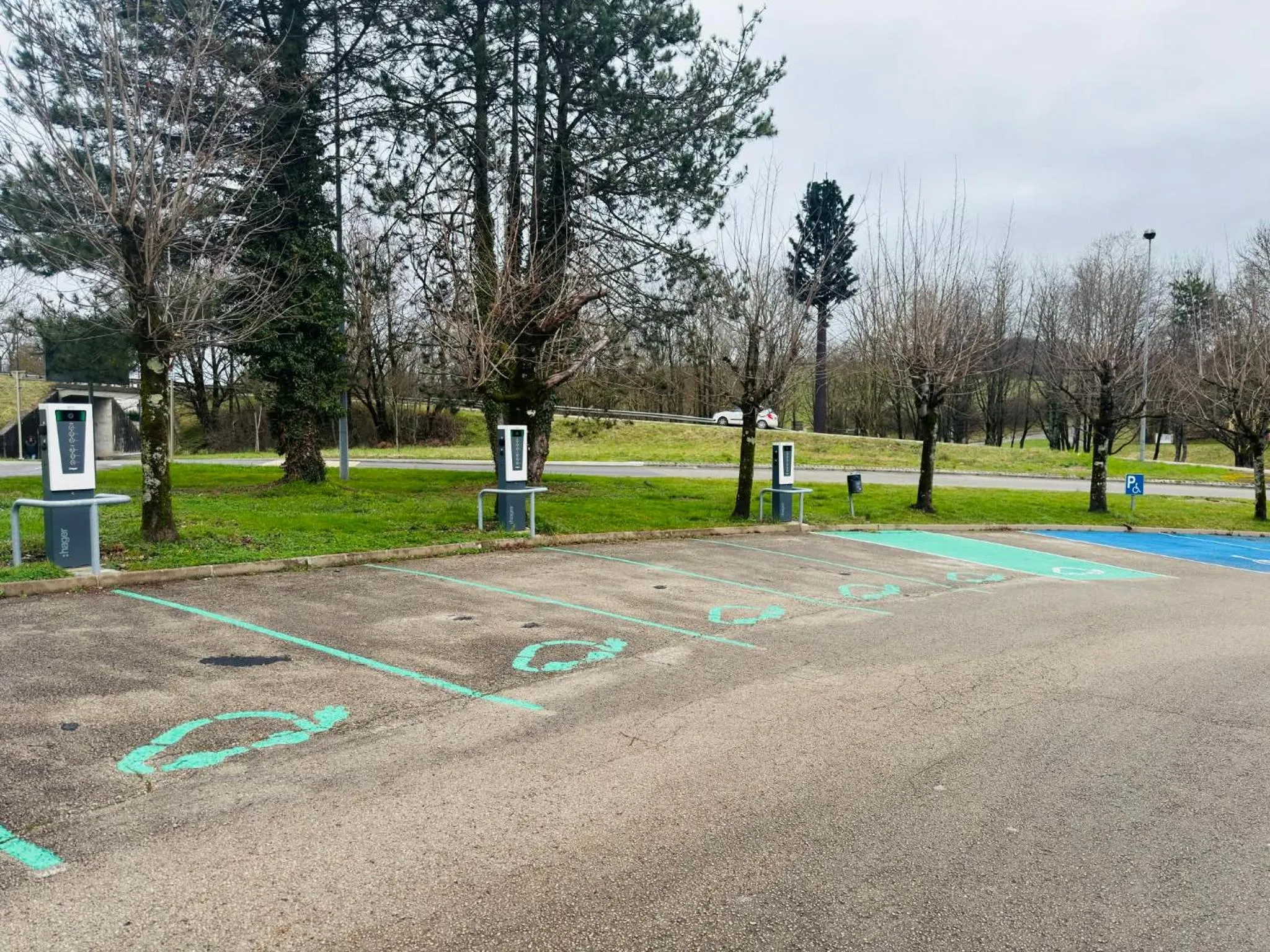 Parking in Logis Hotel Lons-le-Saunier - Restaurant Le Grill