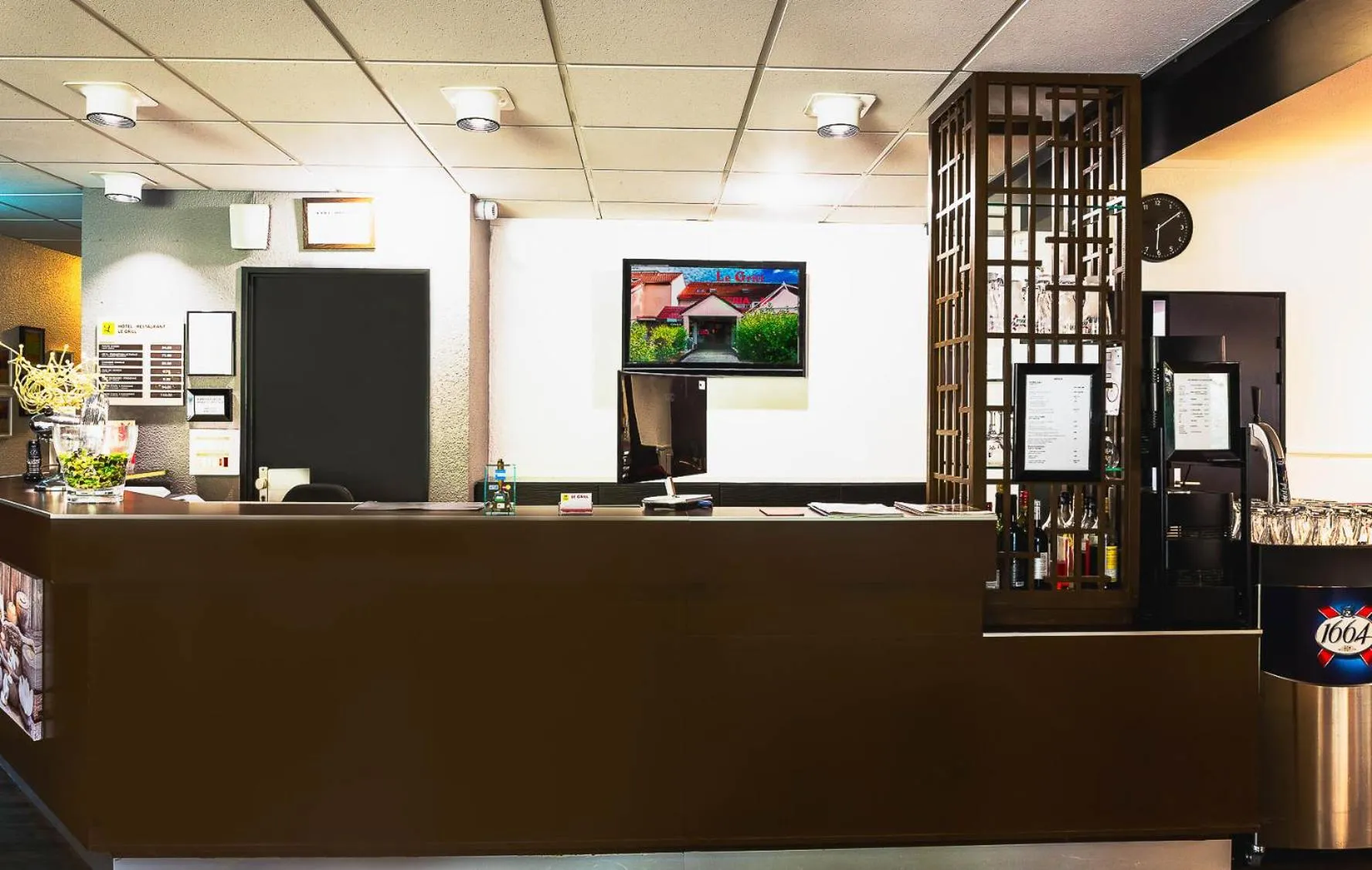 Lobby or reception in Logis Hotel Lons-le-Saunier - Restaurant Le Grill