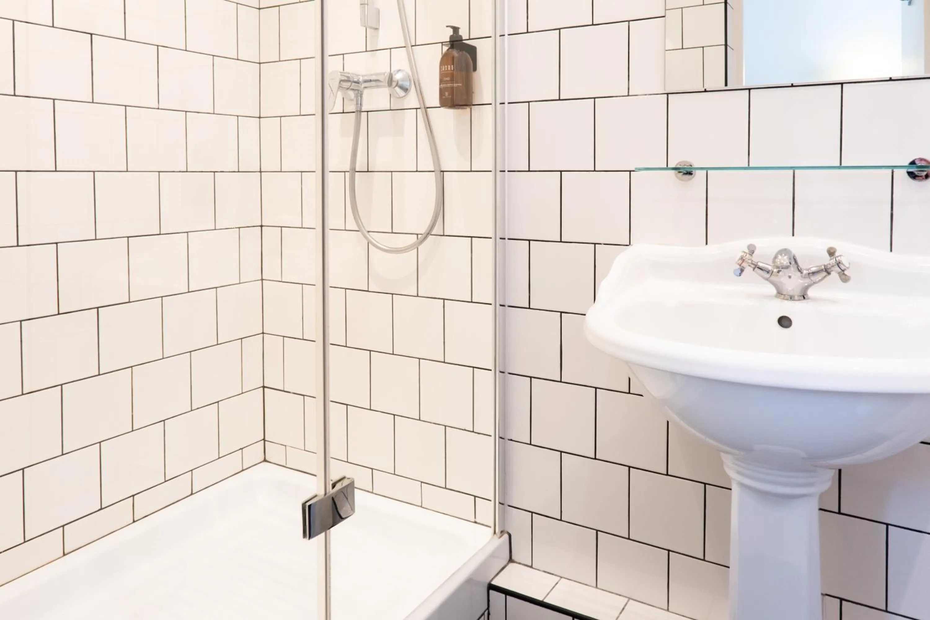 Shower in Hôtel BASSS