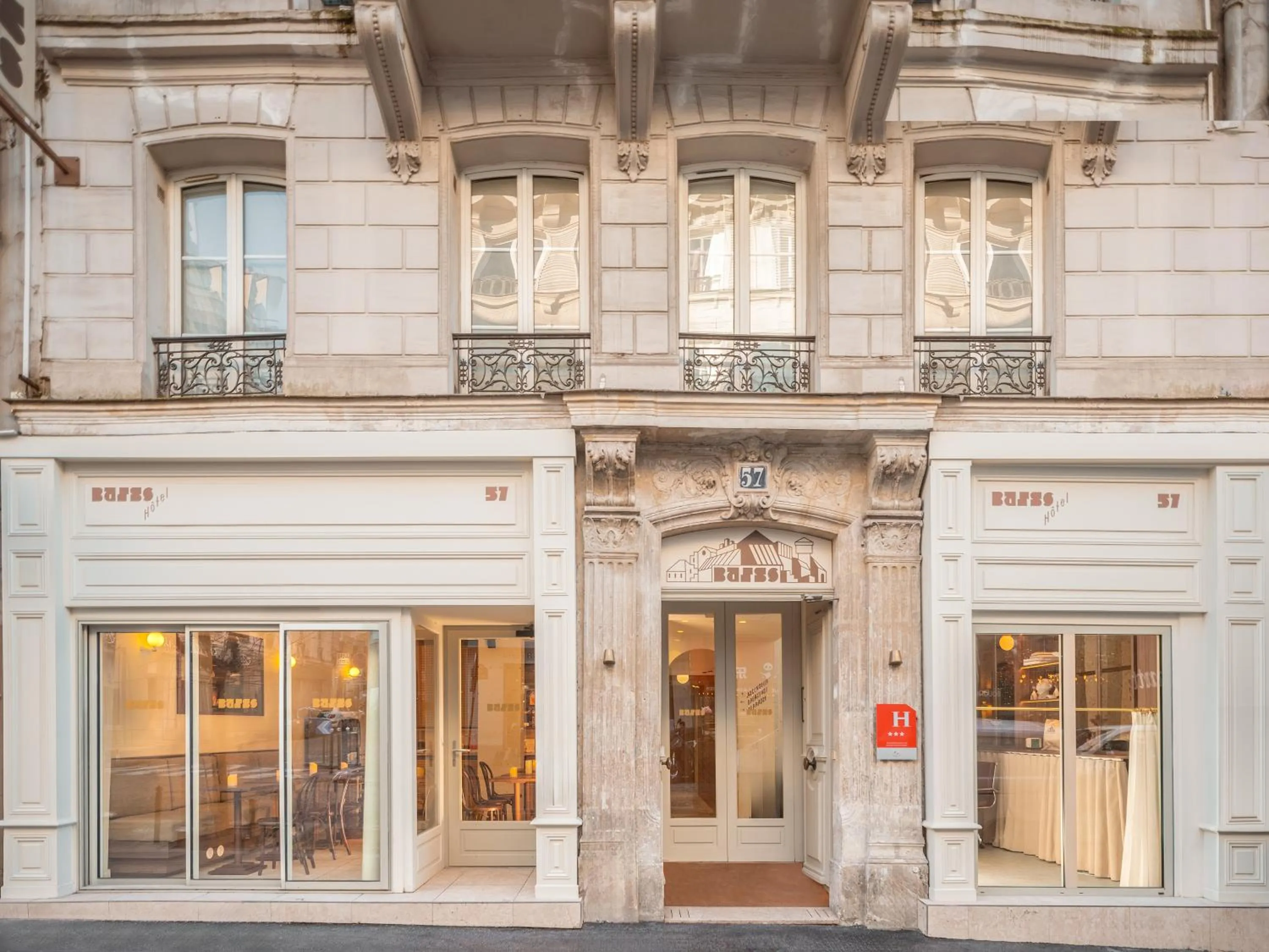 Facade/entrance in Hôtel BASSS