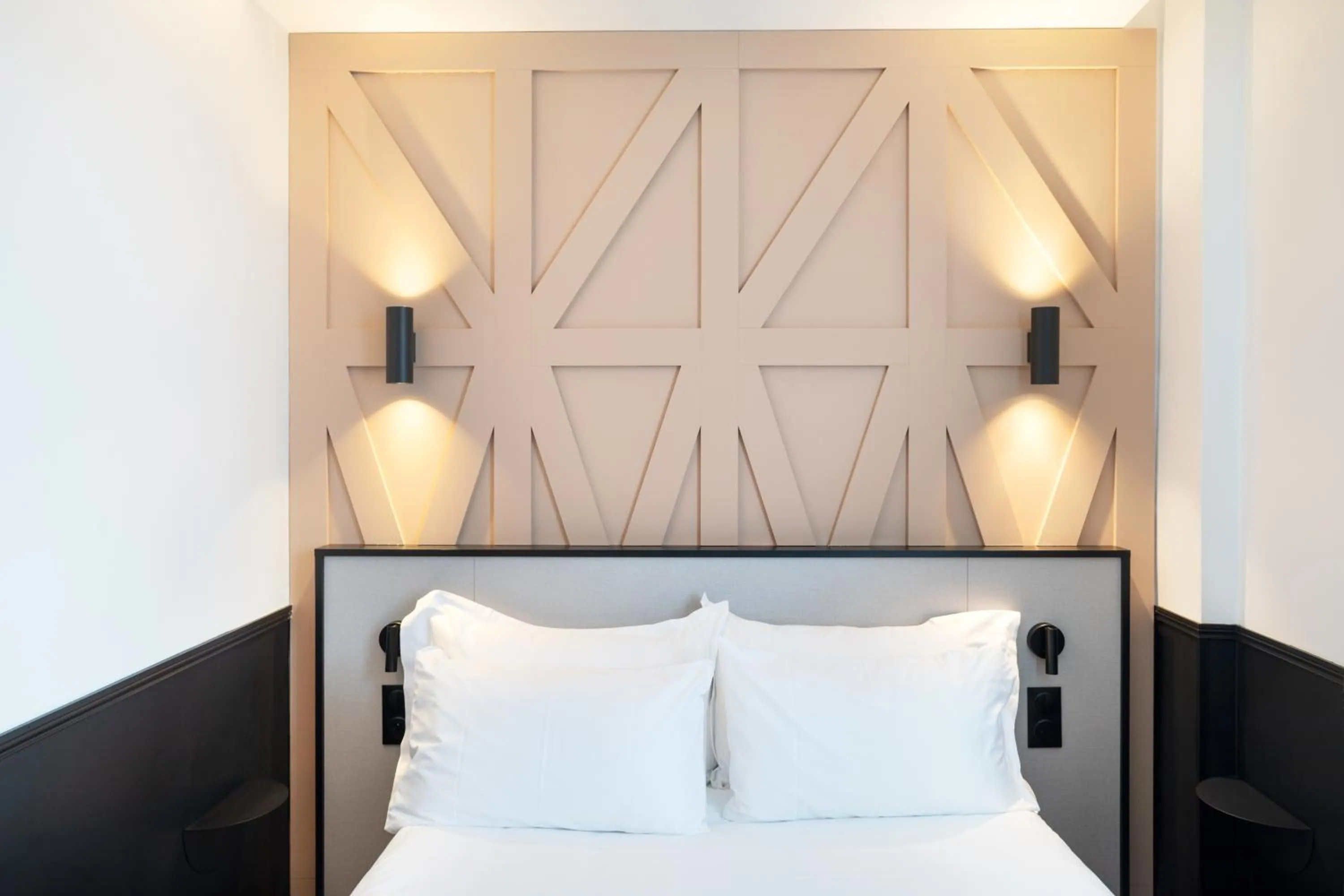 Bedroom, Bed in Logis Hotel Darcy Dijon Centre