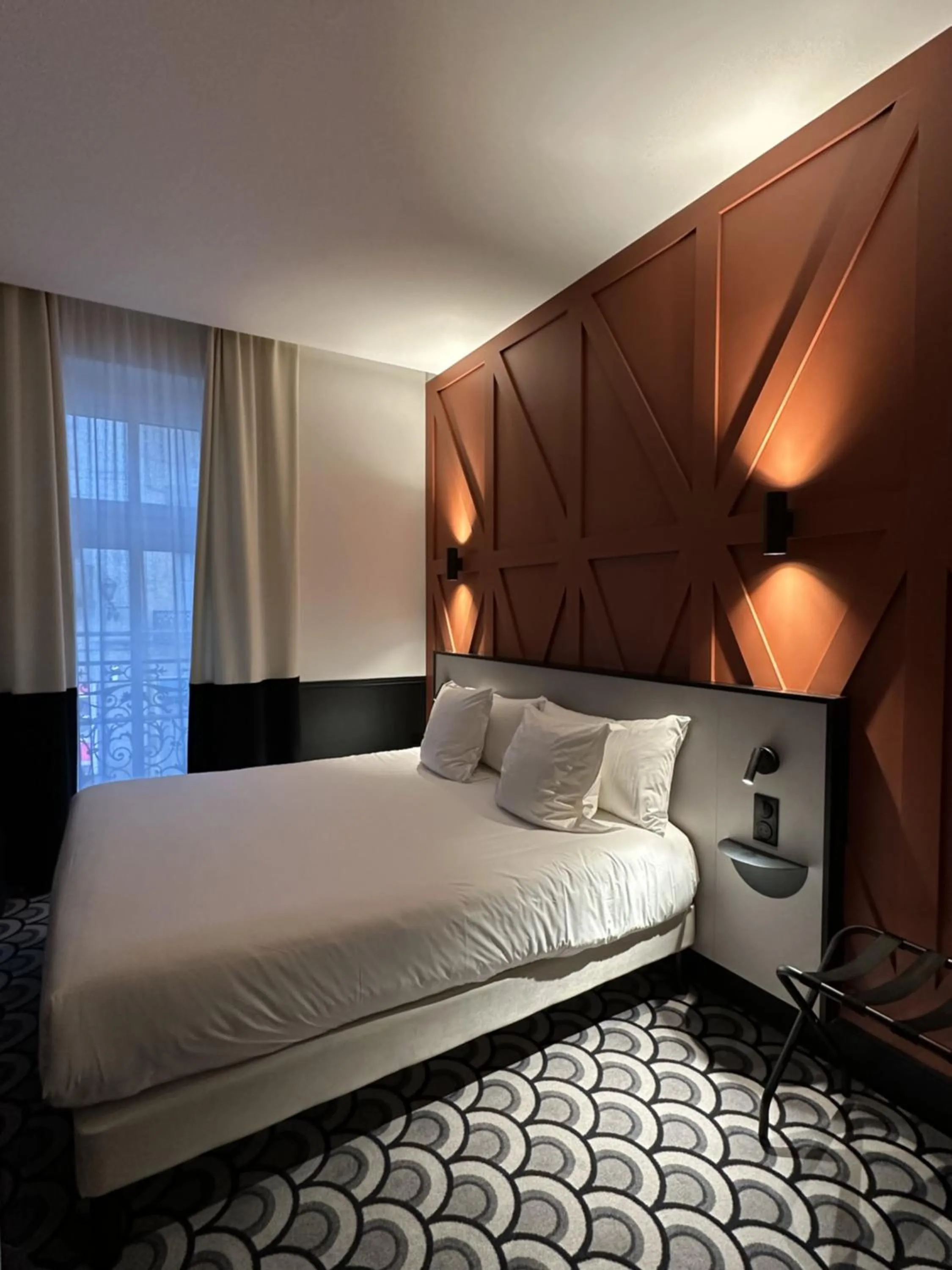 Bed in Logis Hotel Darcy Dijon Centre