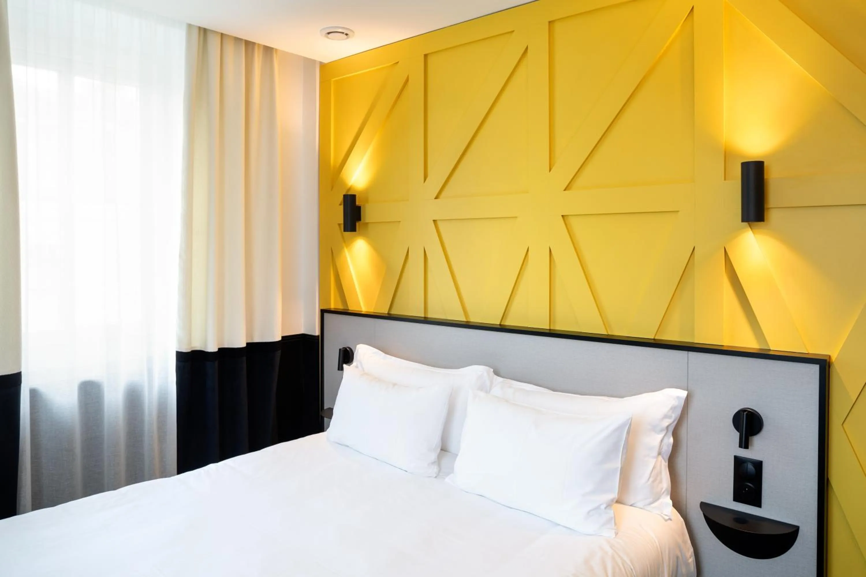 Bedroom, Bed in Logis Hotel Darcy Dijon Centre