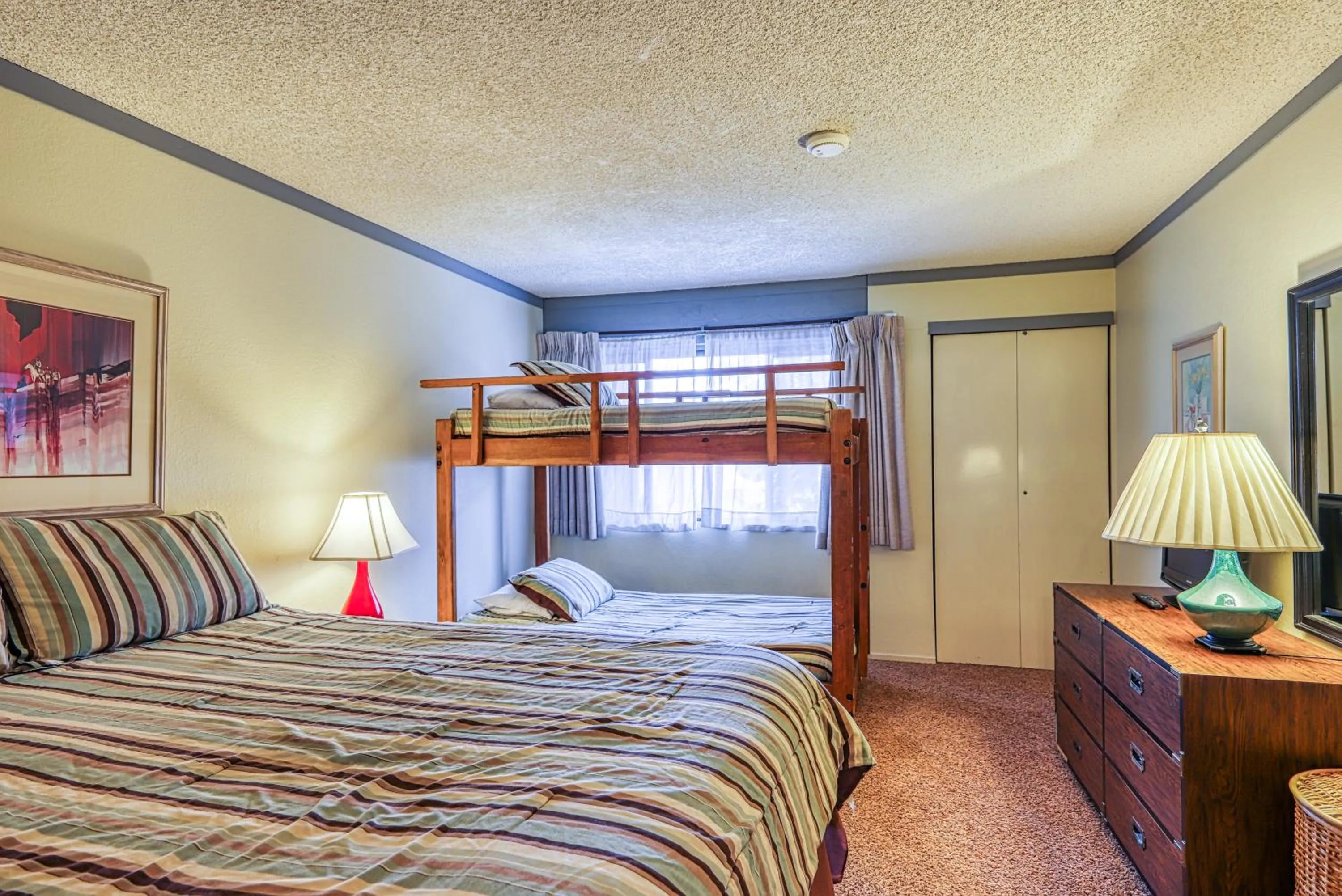 Bed in Mammoth Ski & Racquet 124