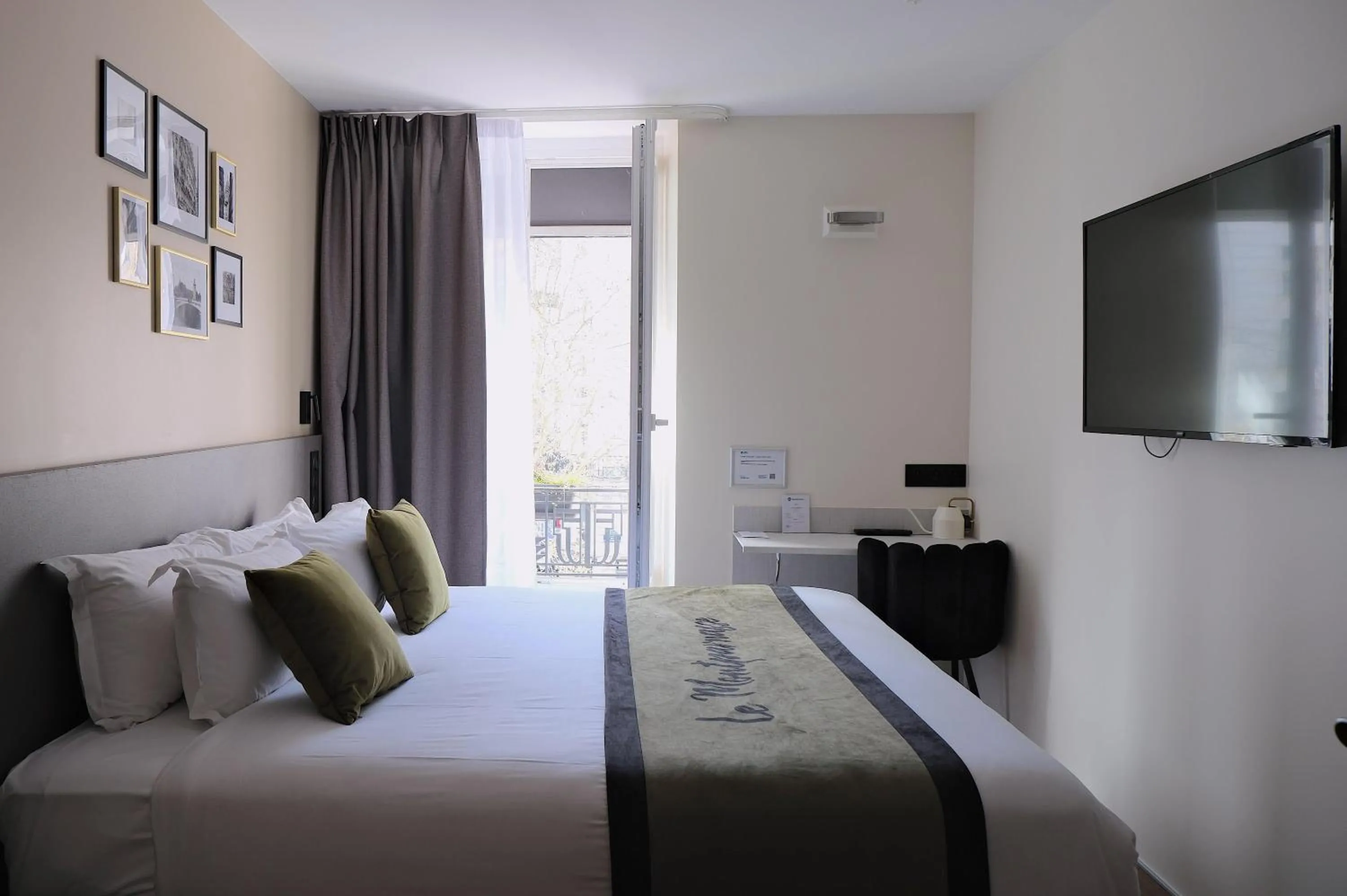 Bedroom, Bed in Best Western Hotel Le Montparnasse