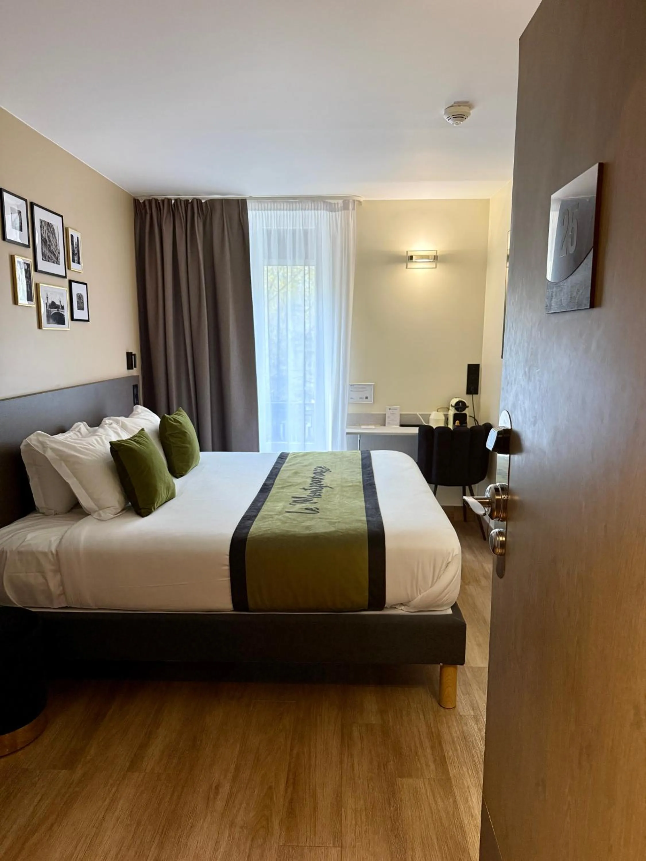 Bedroom, Bed in Best Western Hotel Le Montparnasse