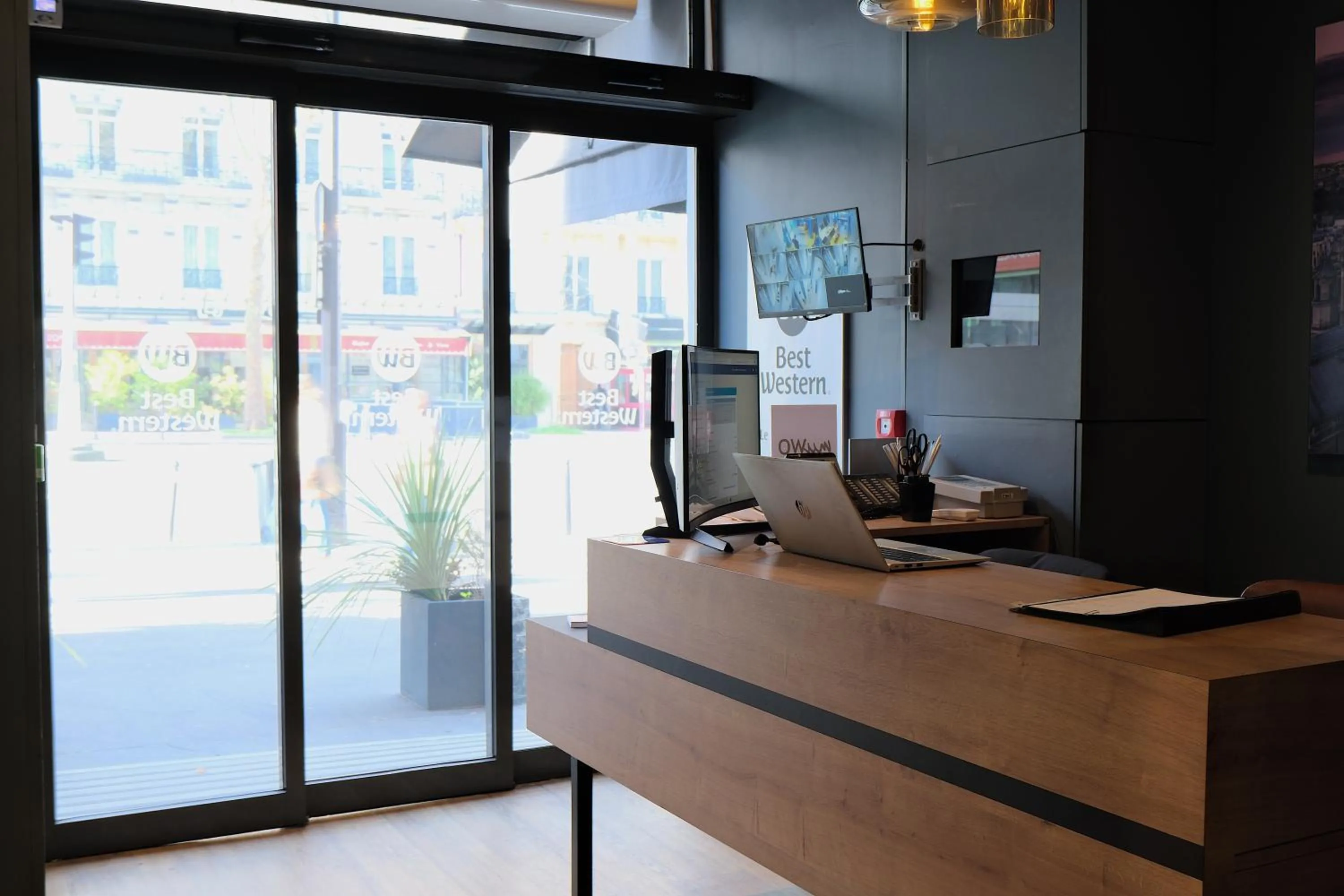 Lobby or reception in Best Western Hotel Le Montparnasse