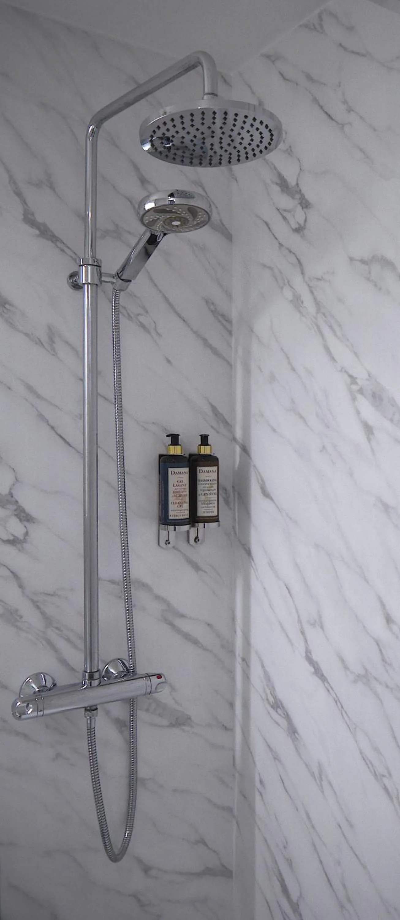 Shower in Best Western Hotel Le Montparnasse
