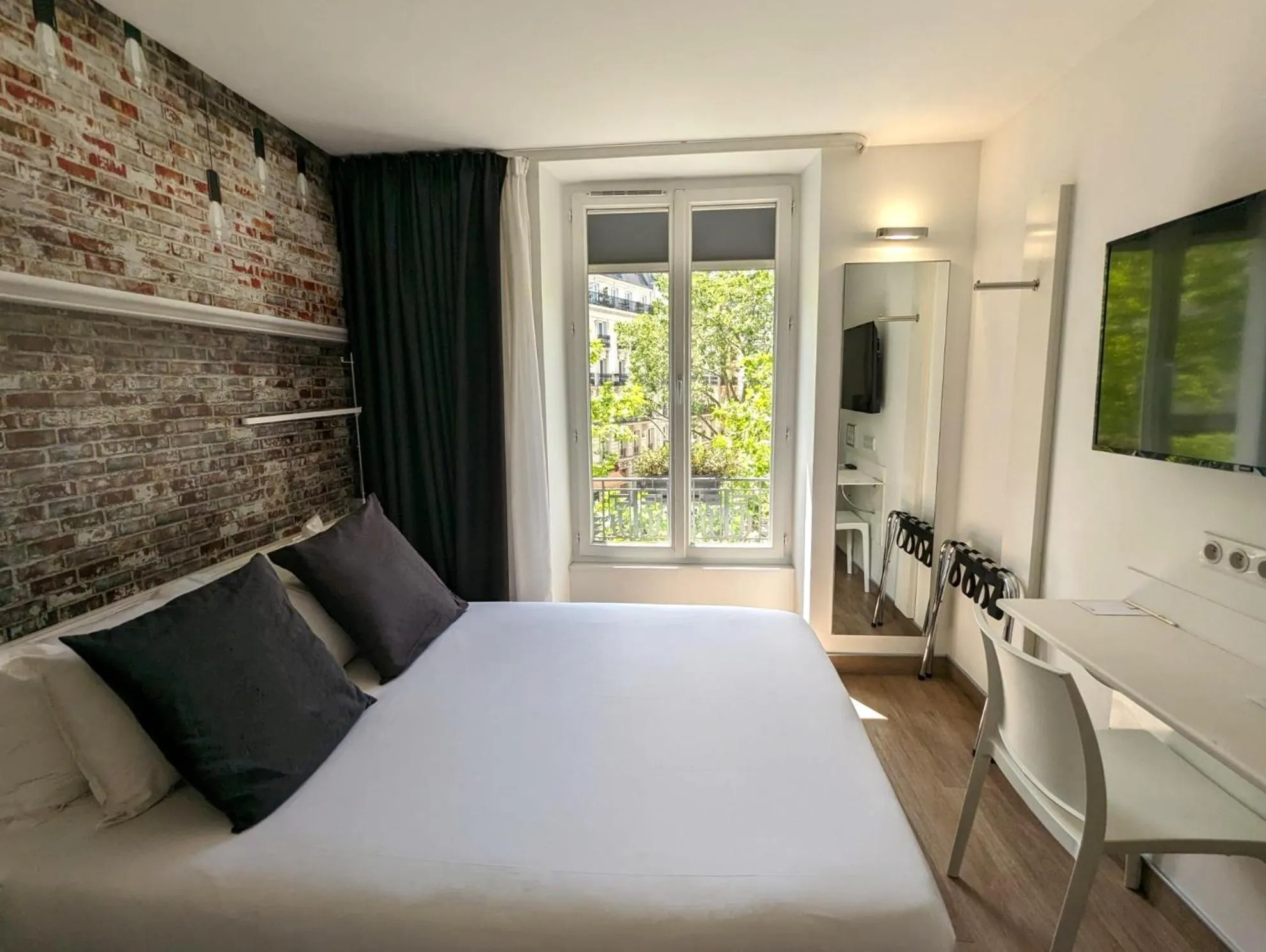 Photo of the whole room, Bed in Best Western Hotel Le Montparnasse