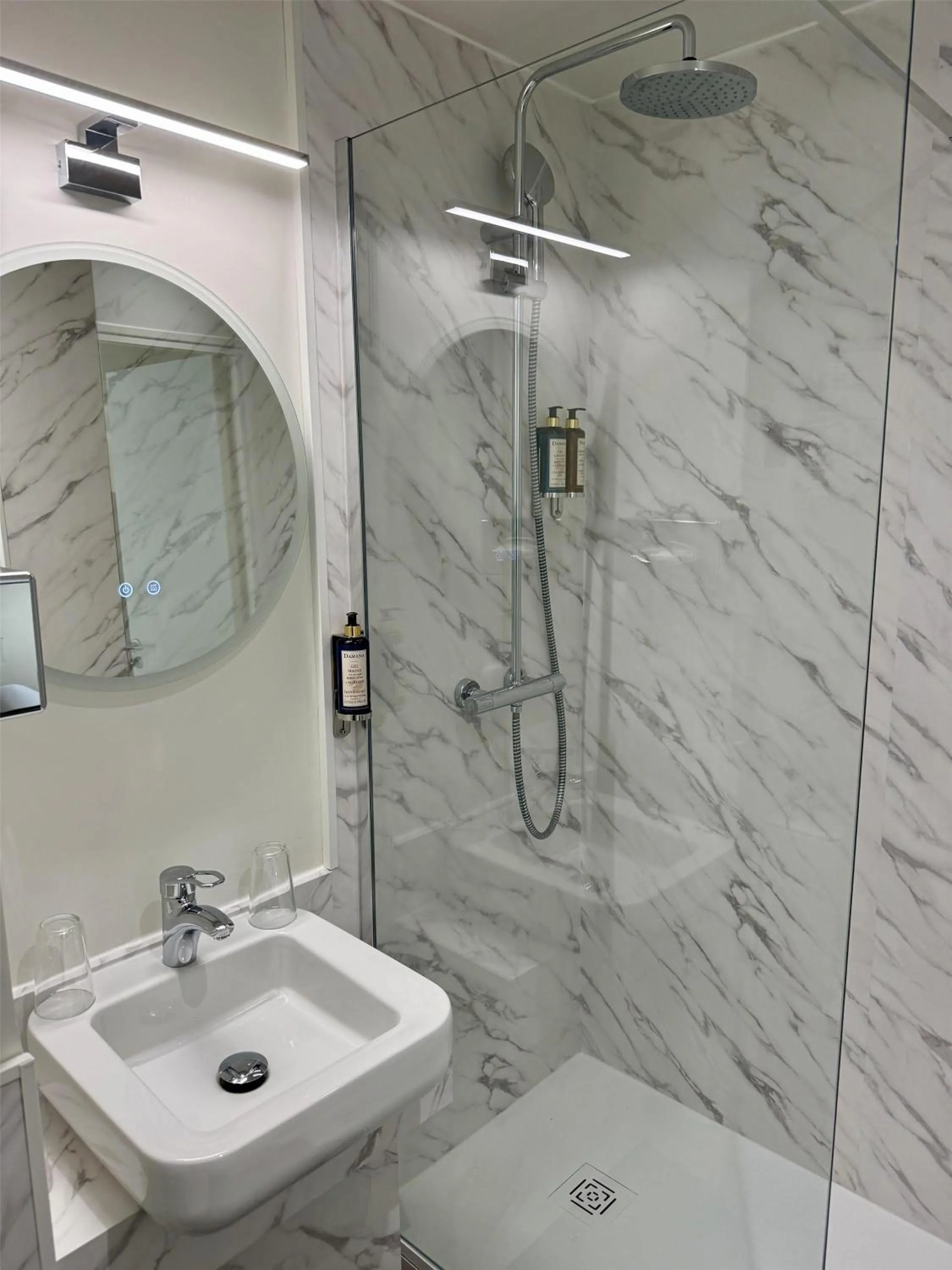 Bathroom in Best Western Hotel Le Montparnasse