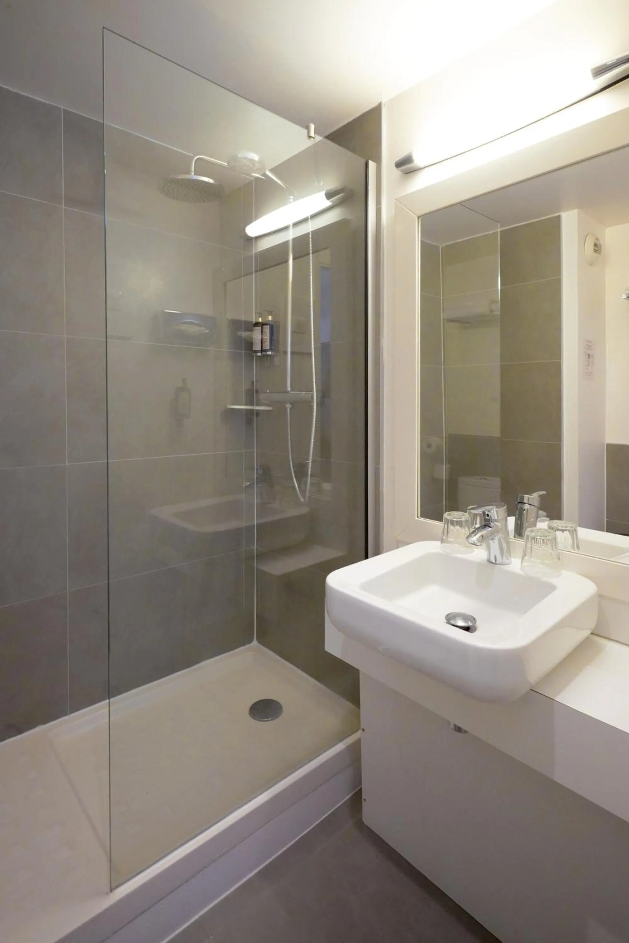 Shower in Best Western Hotel Le Montparnasse