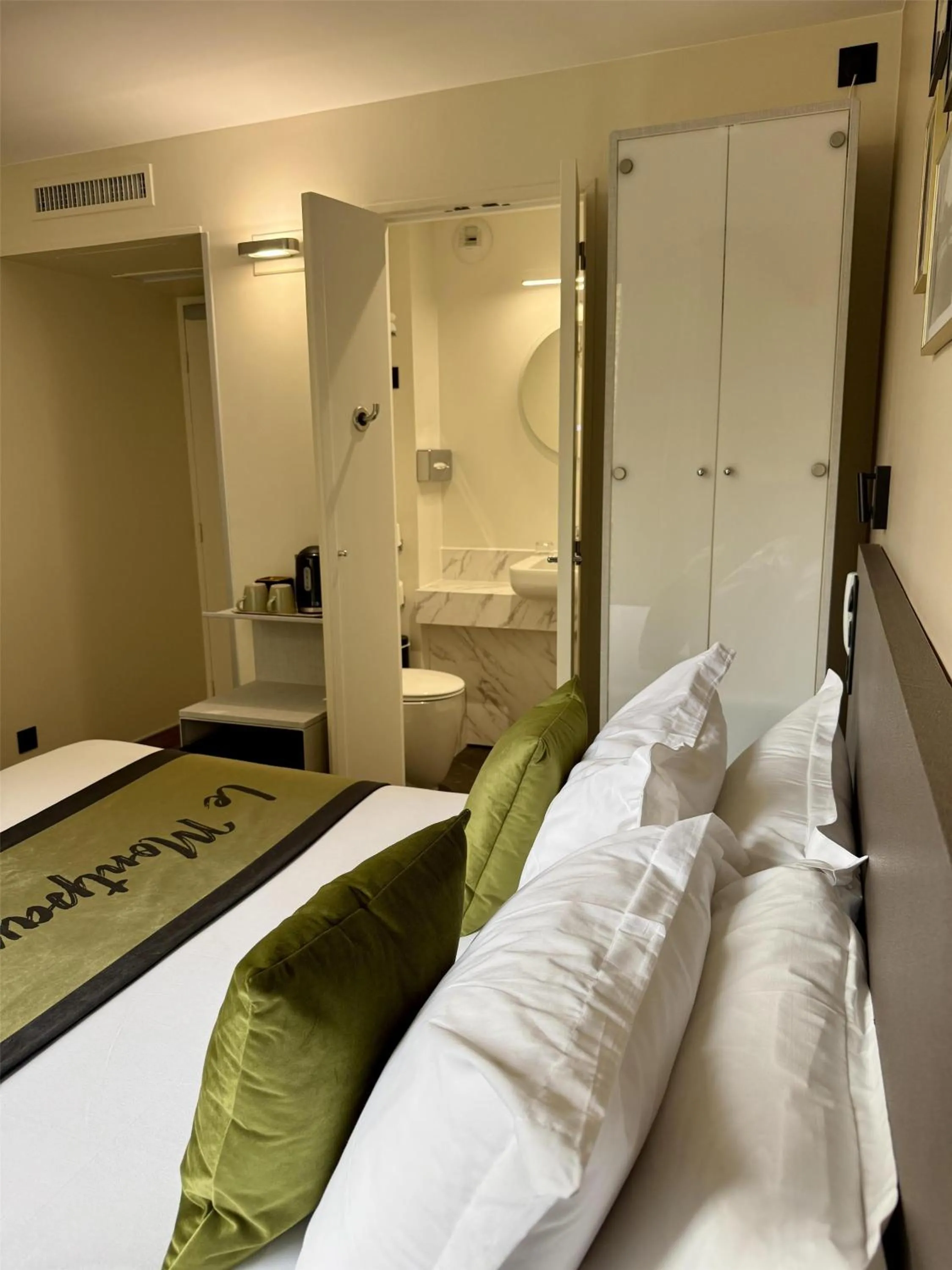 Bedroom, Bed in Best Western Hotel Le Montparnasse
