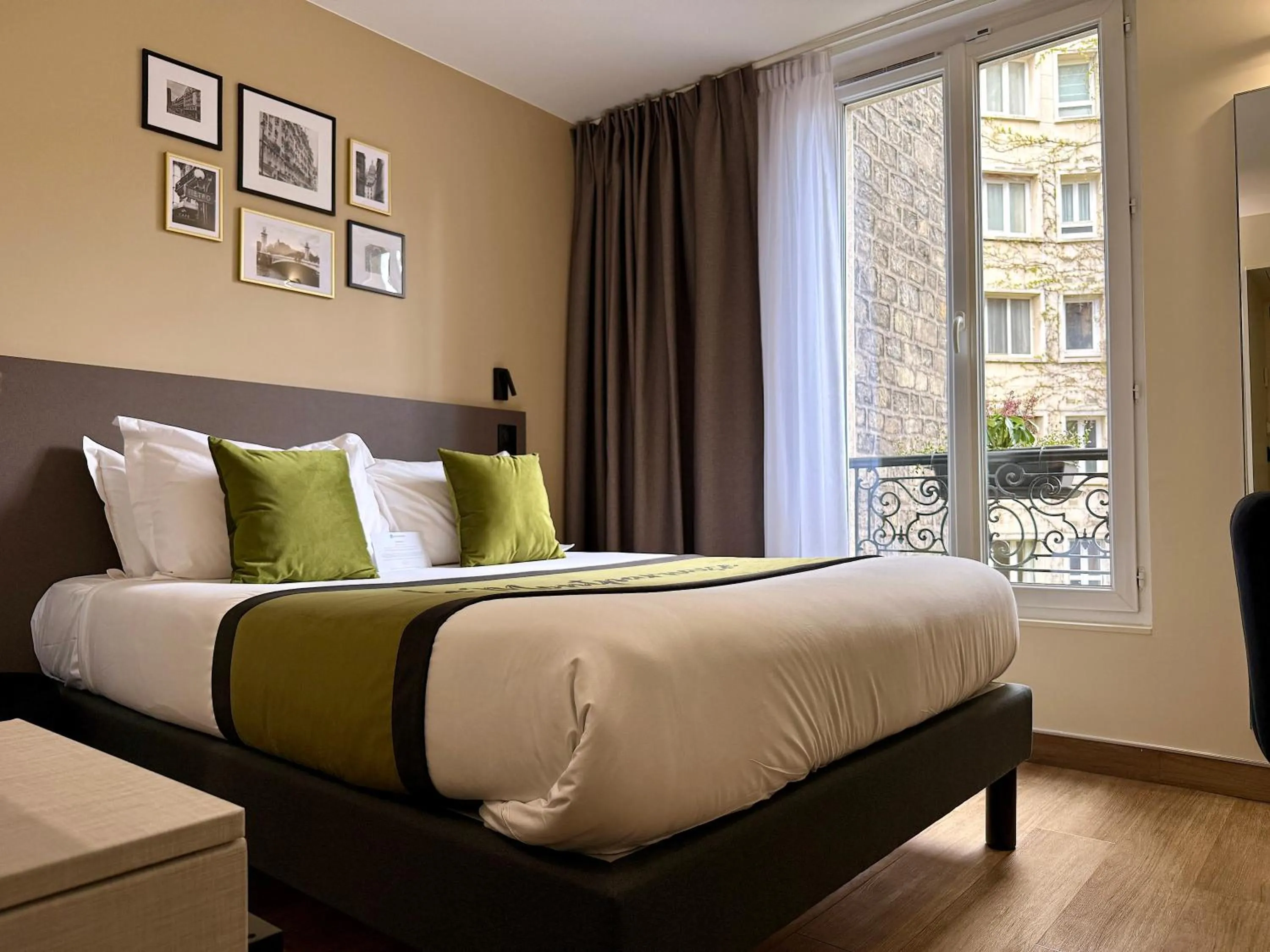 Bed in Best Western Hotel Le Montparnasse