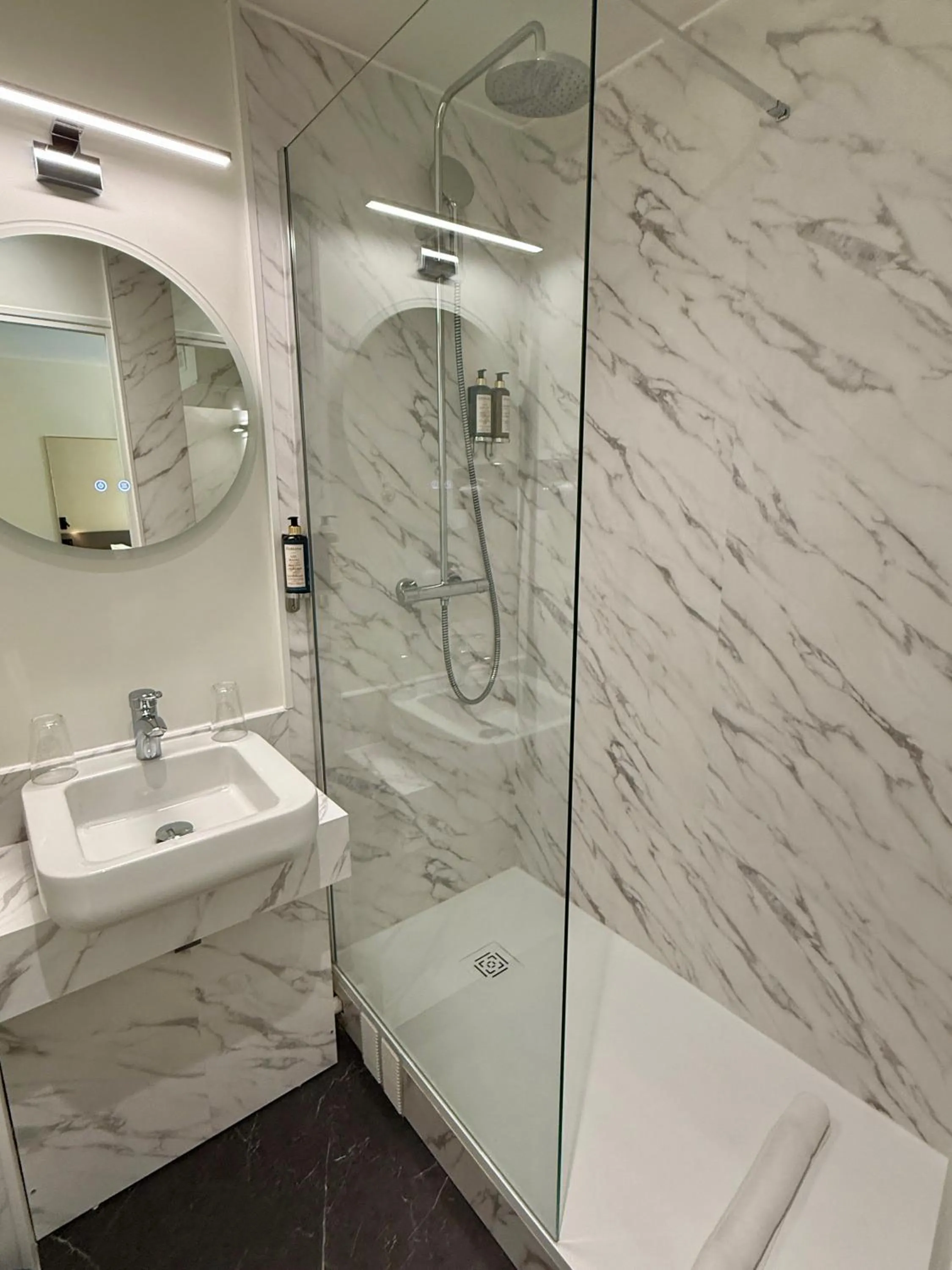 Bathroom in Best Western Hotel Le Montparnasse