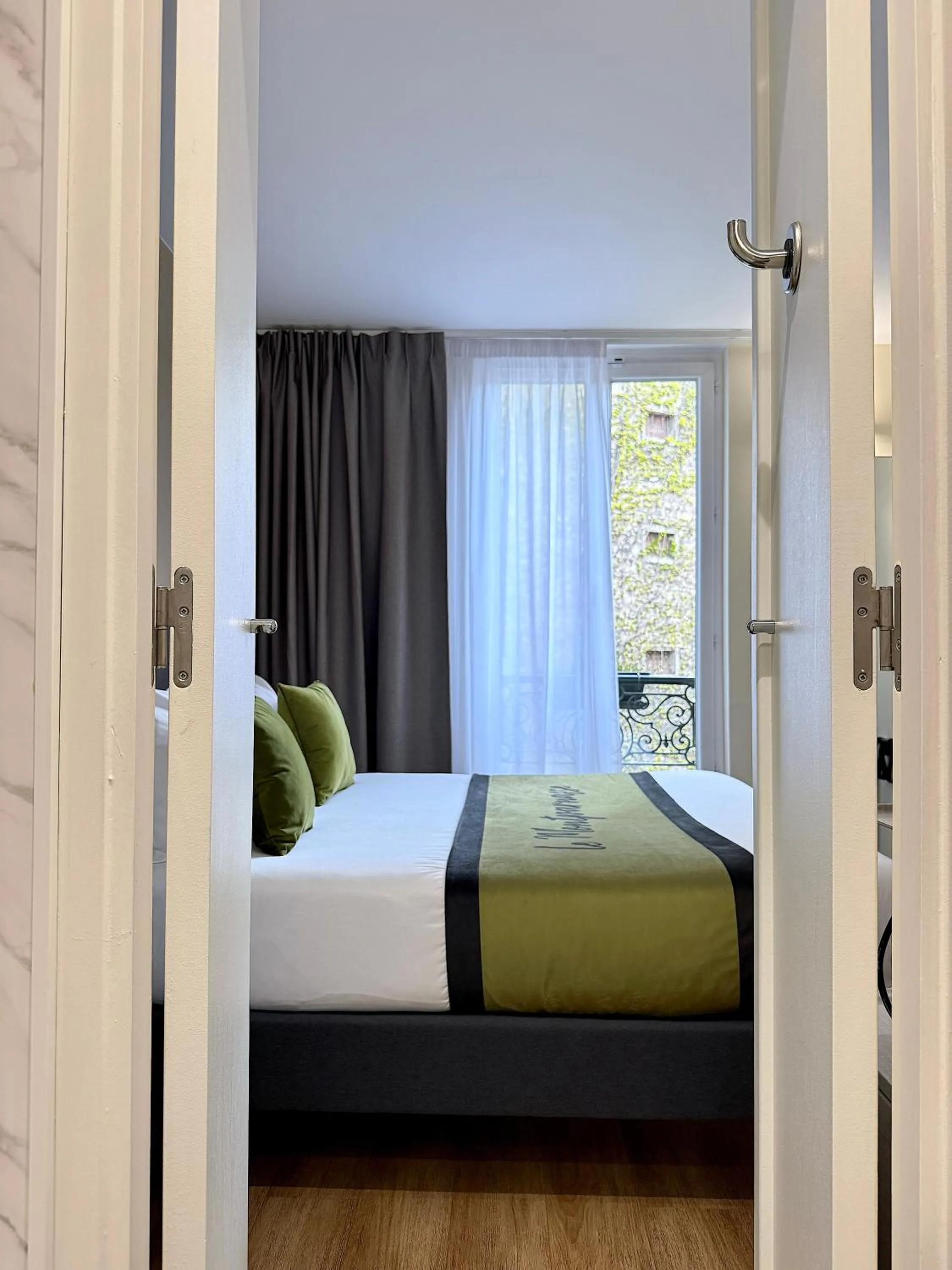 Bed in Best Western Hotel Le Montparnasse