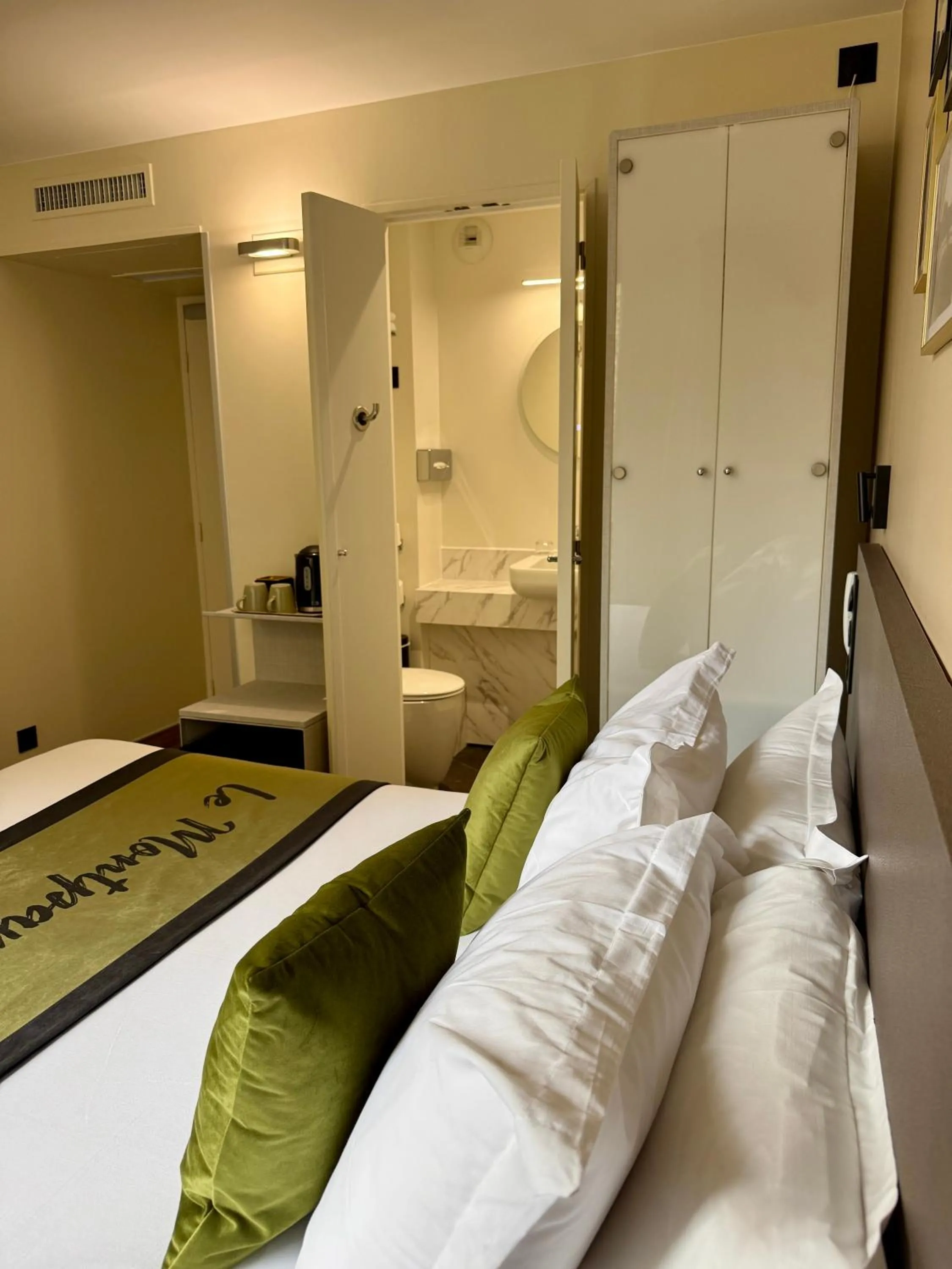 Bed in Best Western Hotel Le Montparnasse