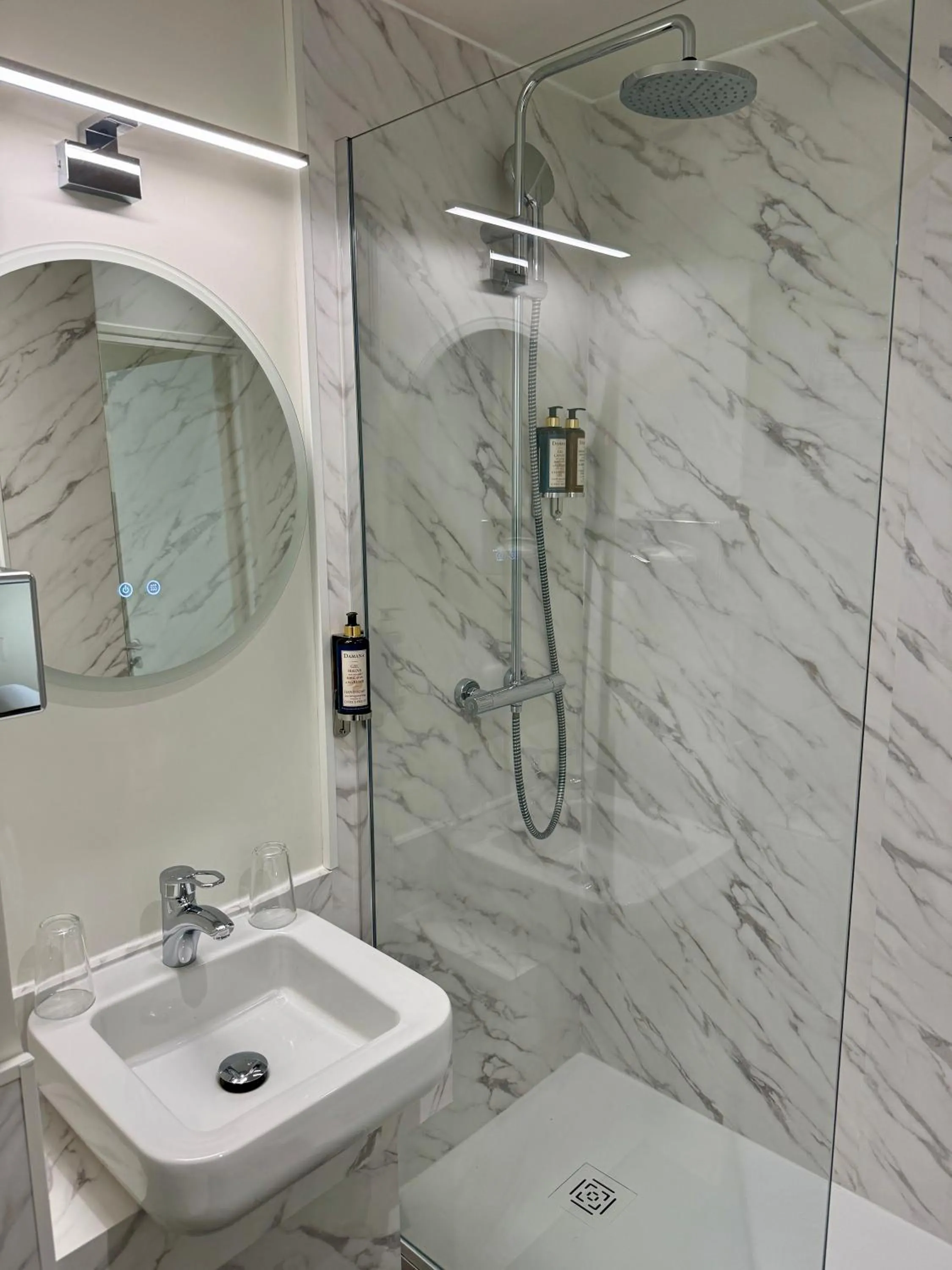 Bathroom in Best Western Hotel Le Montparnasse