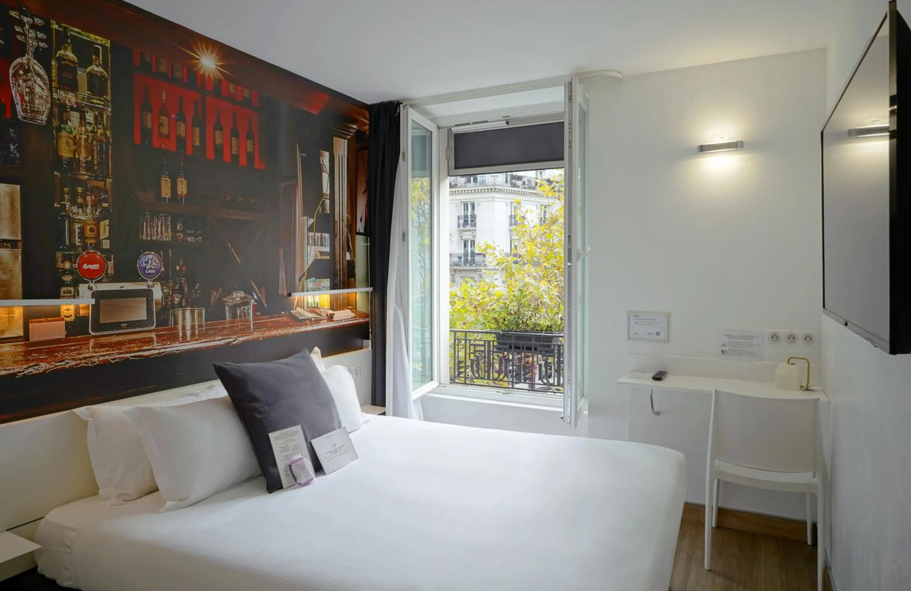 City view, Bed in Best Western Hotel Le Montparnasse
