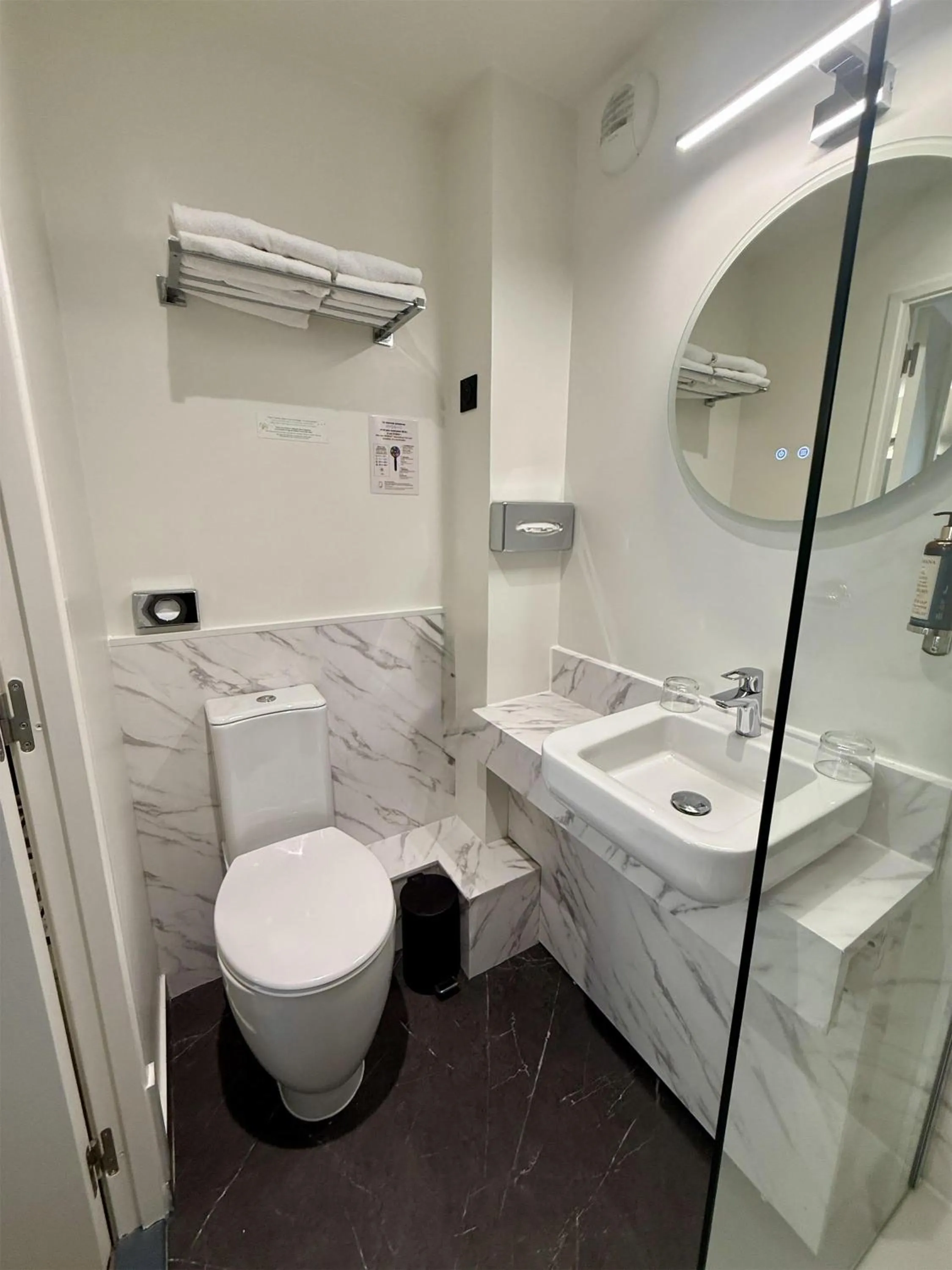 Bathroom in Best Western Hotel Le Montparnasse