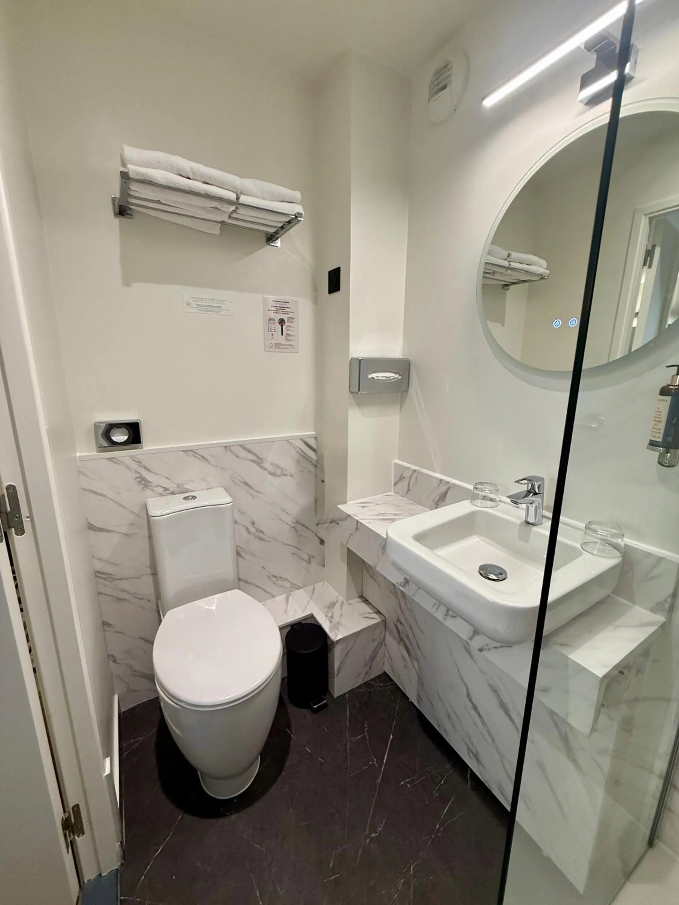 Bathroom in Best Western Hotel Le Montparnasse
