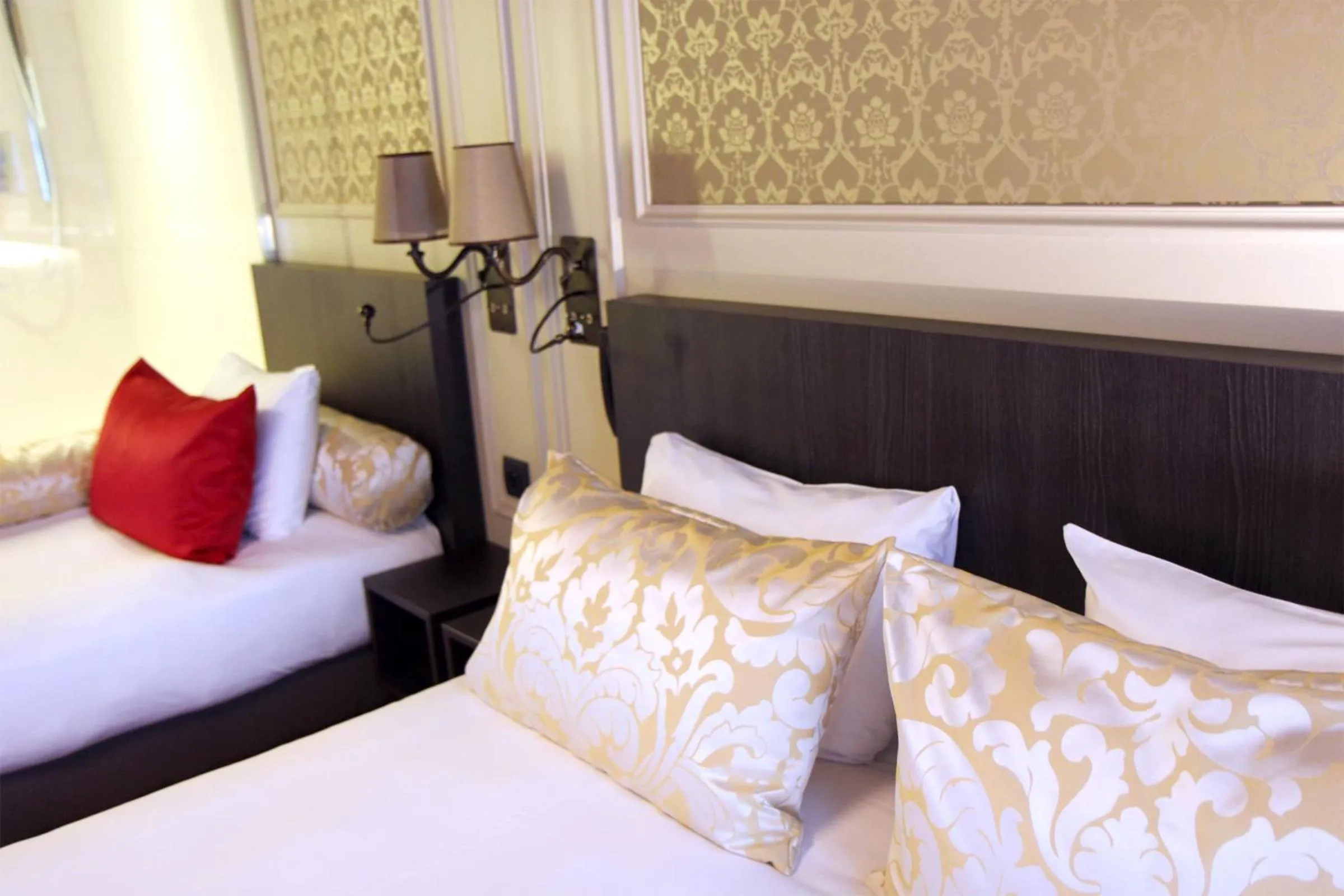 Bed in Best Western Le Montmartre – Saint Pierre