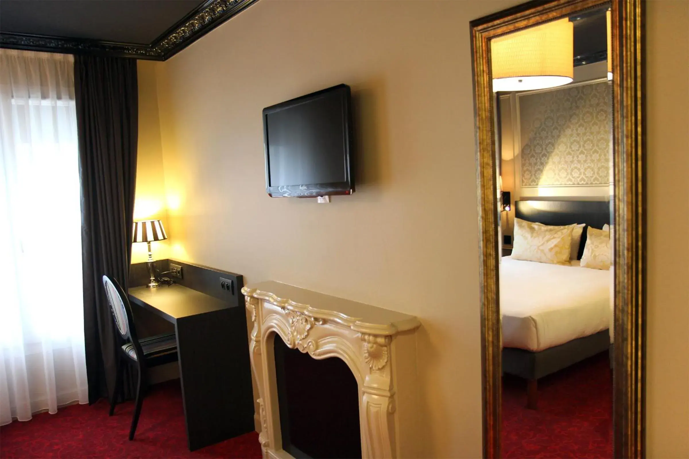 Photo of the whole room in Best Western Le Montmartre – Saint Pierre Photo of the whole room in Best Western Le Montmartre – Saint Pierre