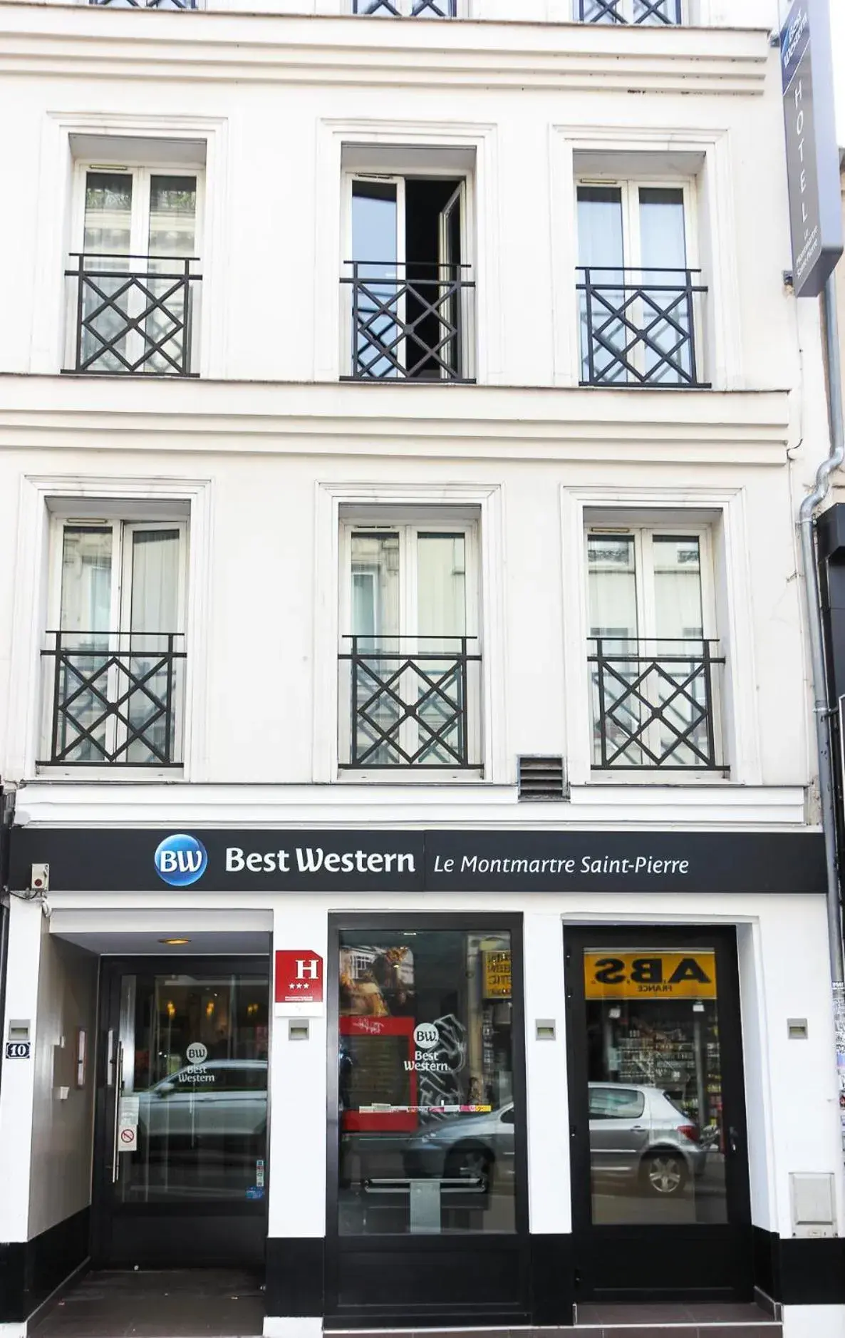 Property building in Best Western Le Montmartre – Saint Pierre Property building in Best Western Le Montmartre – Saint Pierre