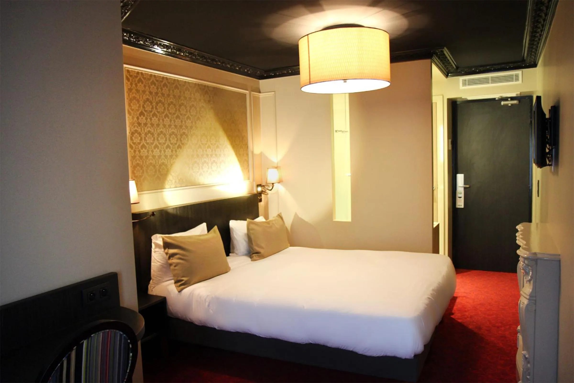 Bed in Best Western Le Montmartre – Saint Pierre