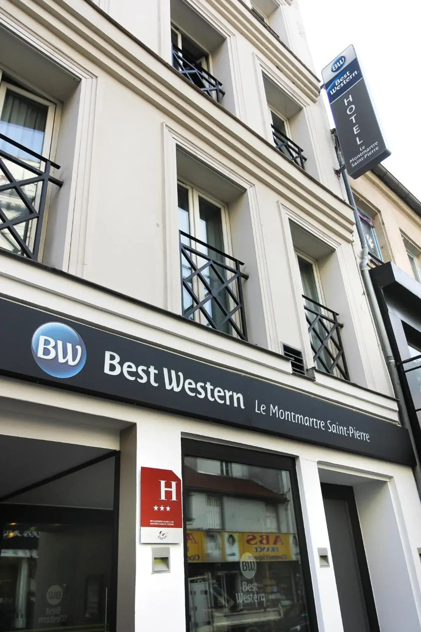 Property building in Best Western Le Montmartre – Saint Pierre Property building in Best Western Le Montmartre – Saint Pierre