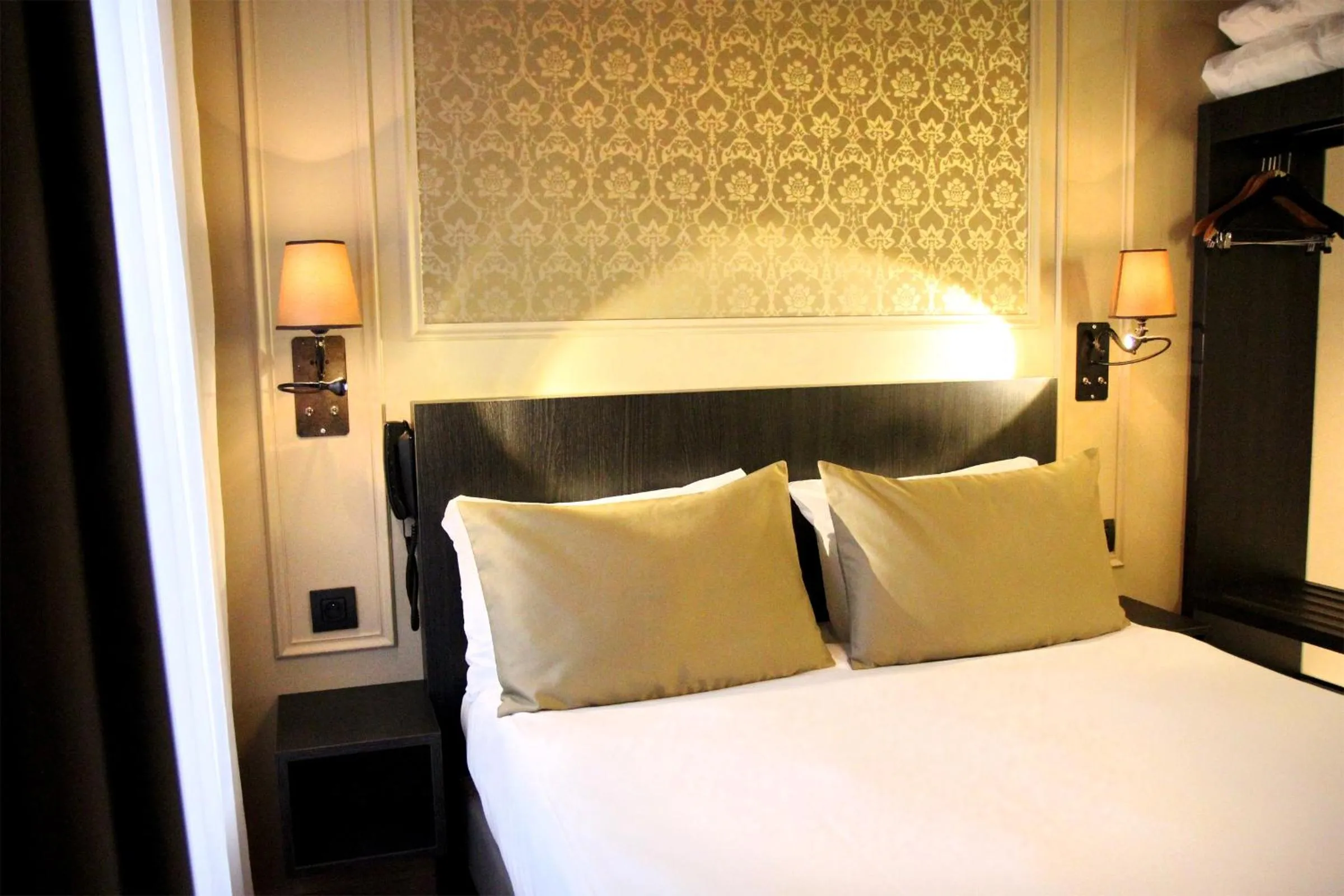 Bed in Best Western Le Montmartre – Saint Pierre