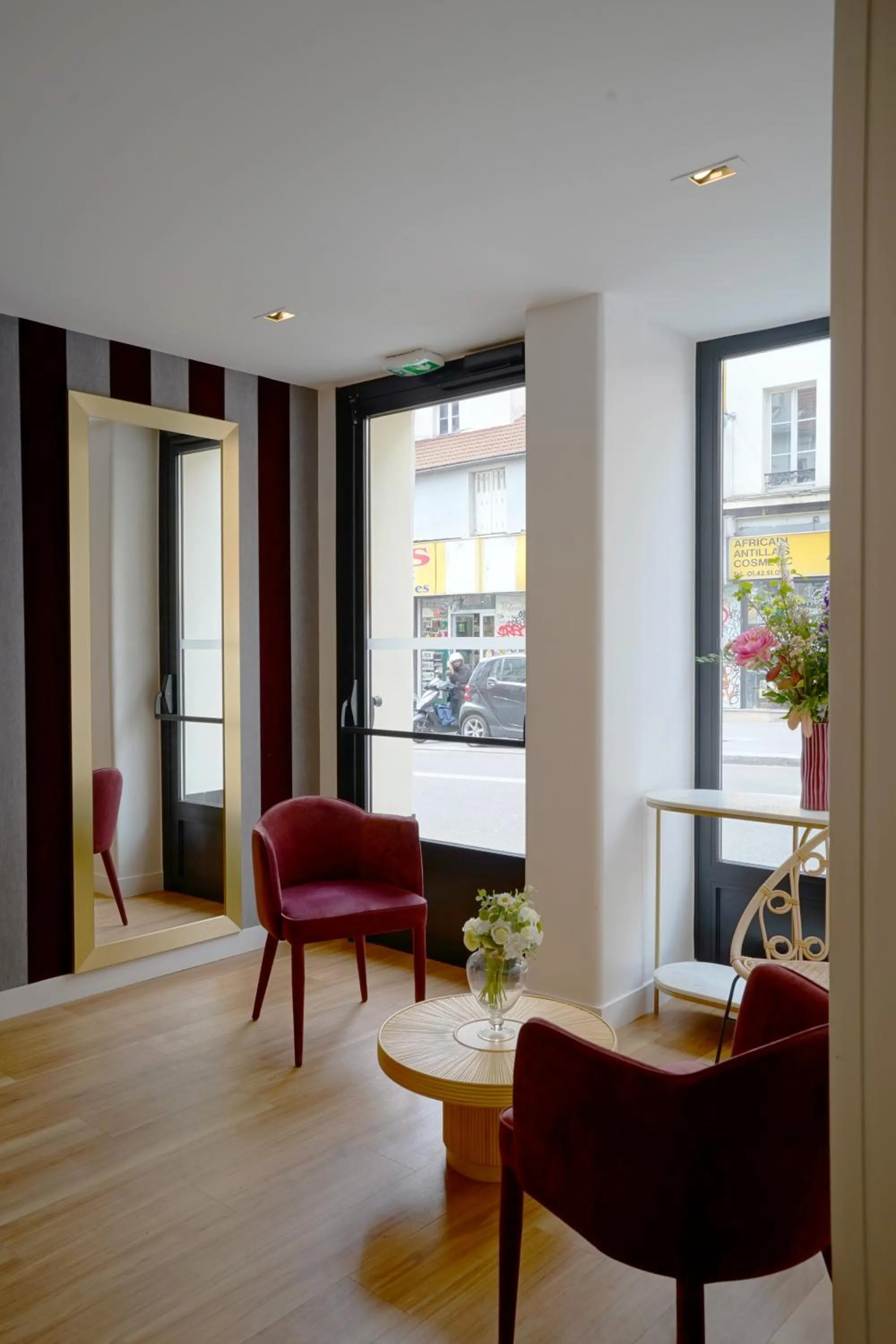Lobby or reception in Best Western Le Montmartre – Saint Pierre