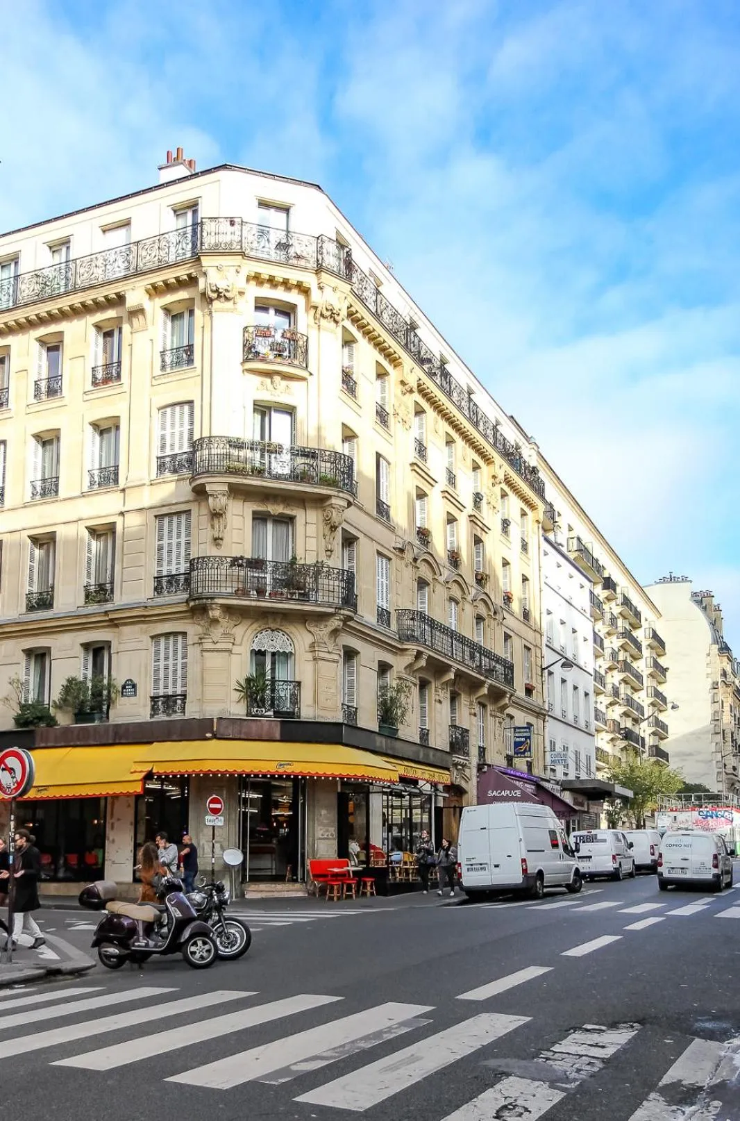 Property building in Best Western Le Montmartre – Saint Pierre