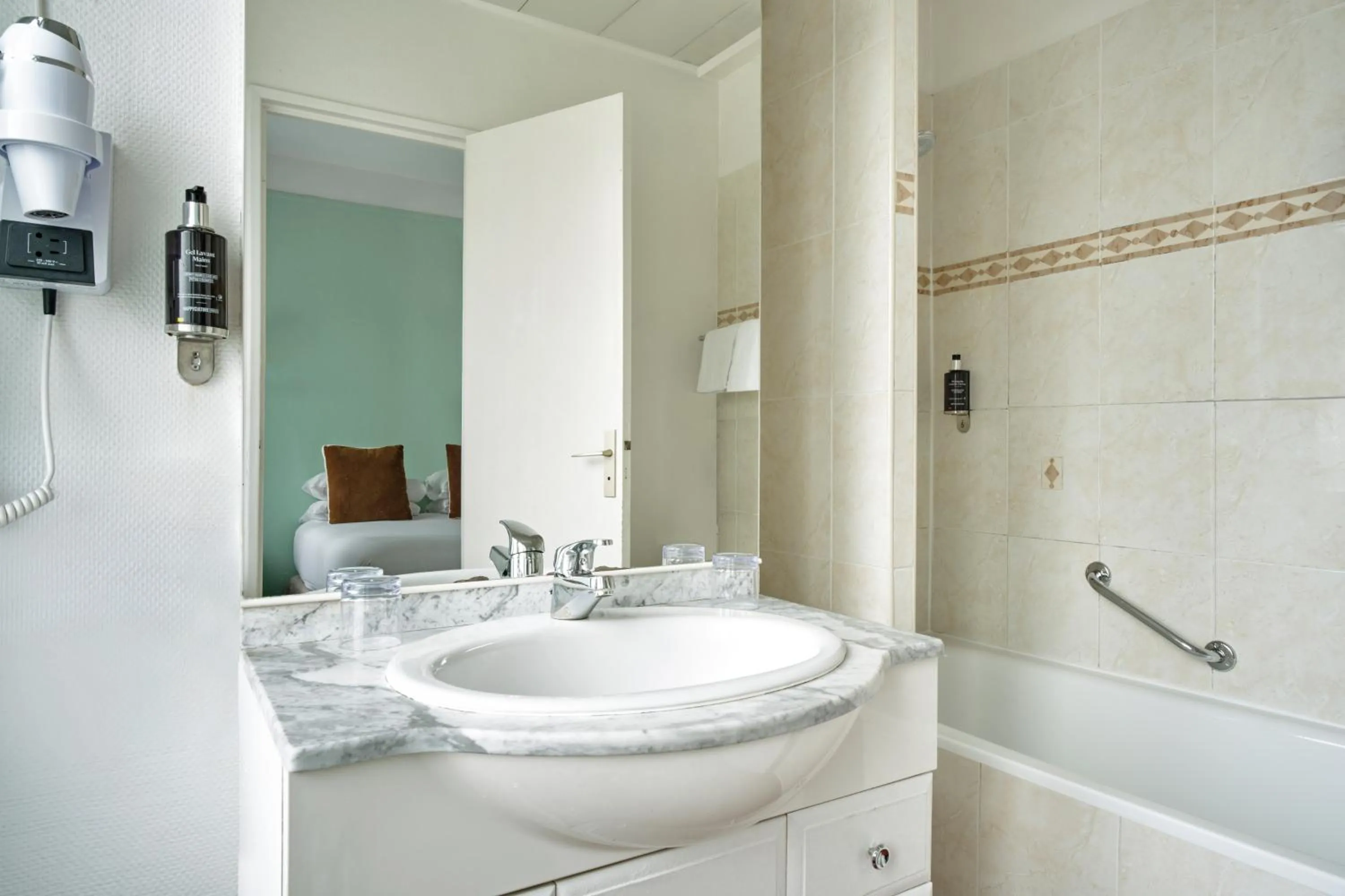 Bathroom in Abaca Messidor by Happyculture