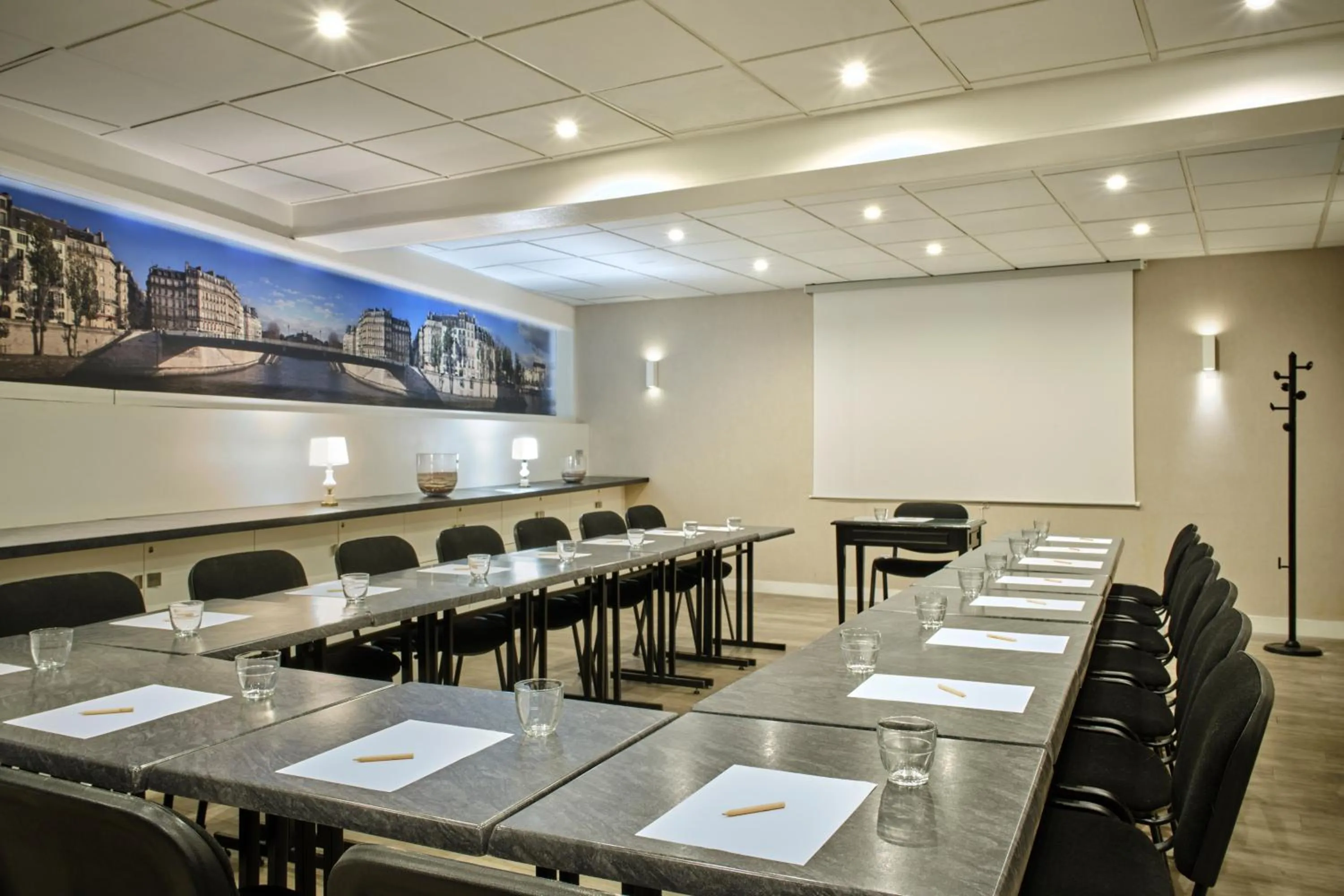 Meeting/conference room in Abaca Messidor by Happyculture