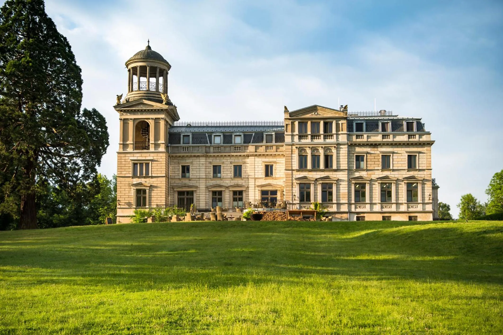 Property building in Schloss Kaarz mit Park