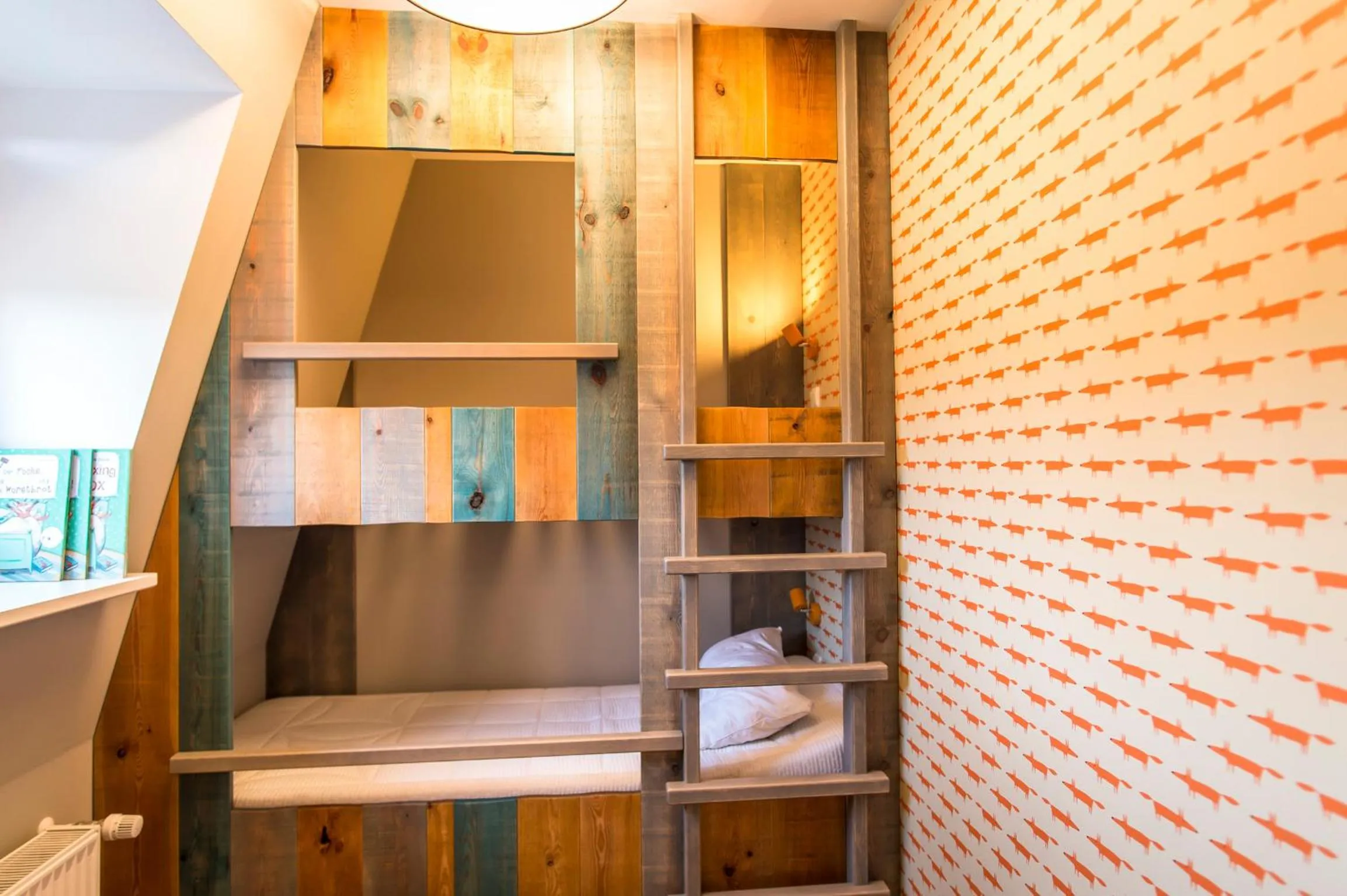 bunk bed, Bed in Schloss Kaarz mit Park