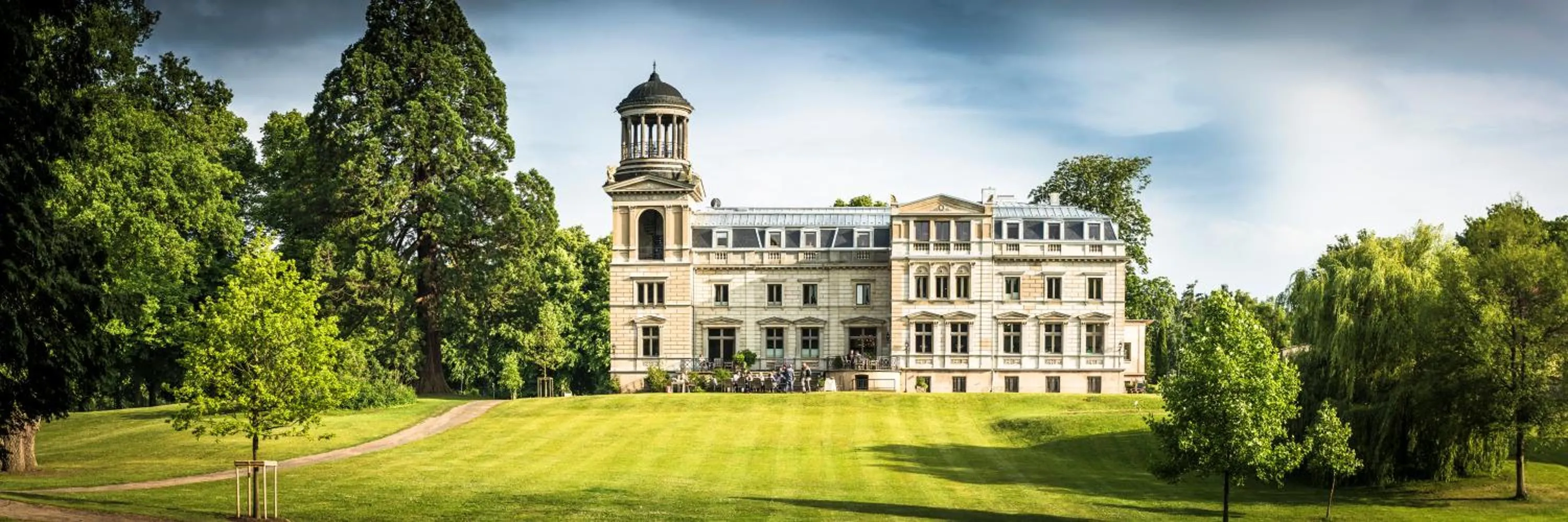 Property building in Schloss Kaarz mit Park