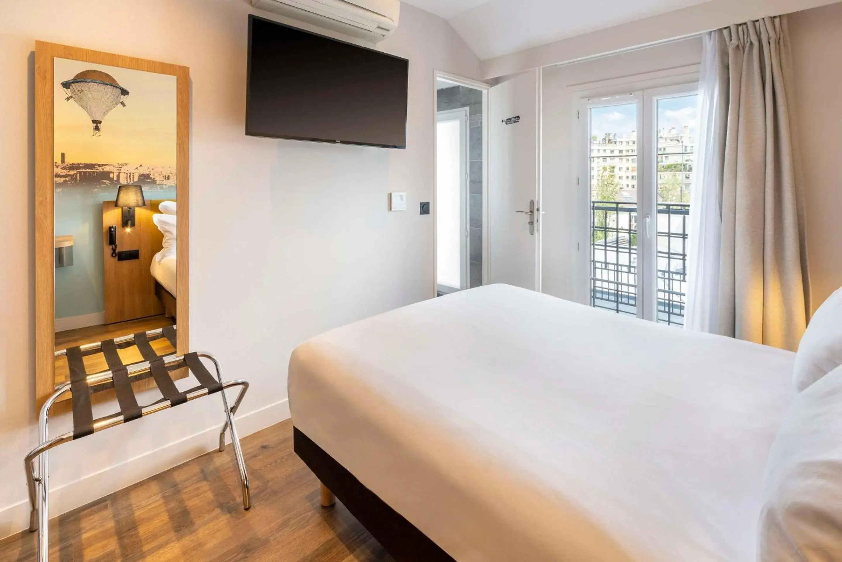 Bedroom, Bed in Hotel Apolonia Paris Mouffetard, Sure Hotel Collection by Best Western Bedroom, Bed in Hotel Apolonia Paris Mouffetard, Sure Hotel Collection by Best Western