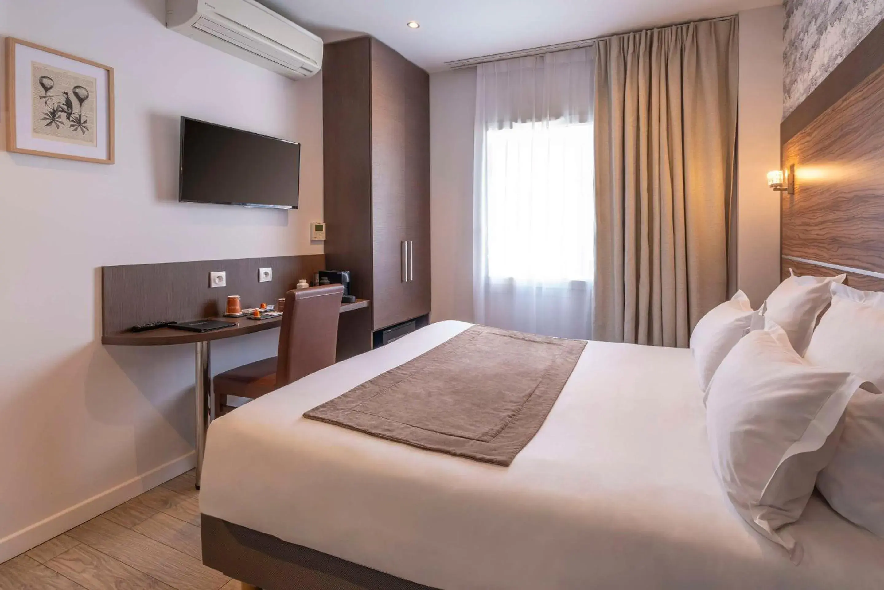 Bedroom, Bed in Hotel Apolonia Paris Mouffetard, Sure Hotel Collection by Best Western Bedroom, Bed in Hotel Apolonia Paris Mouffetard, Sure Hotel Collection by Best Western